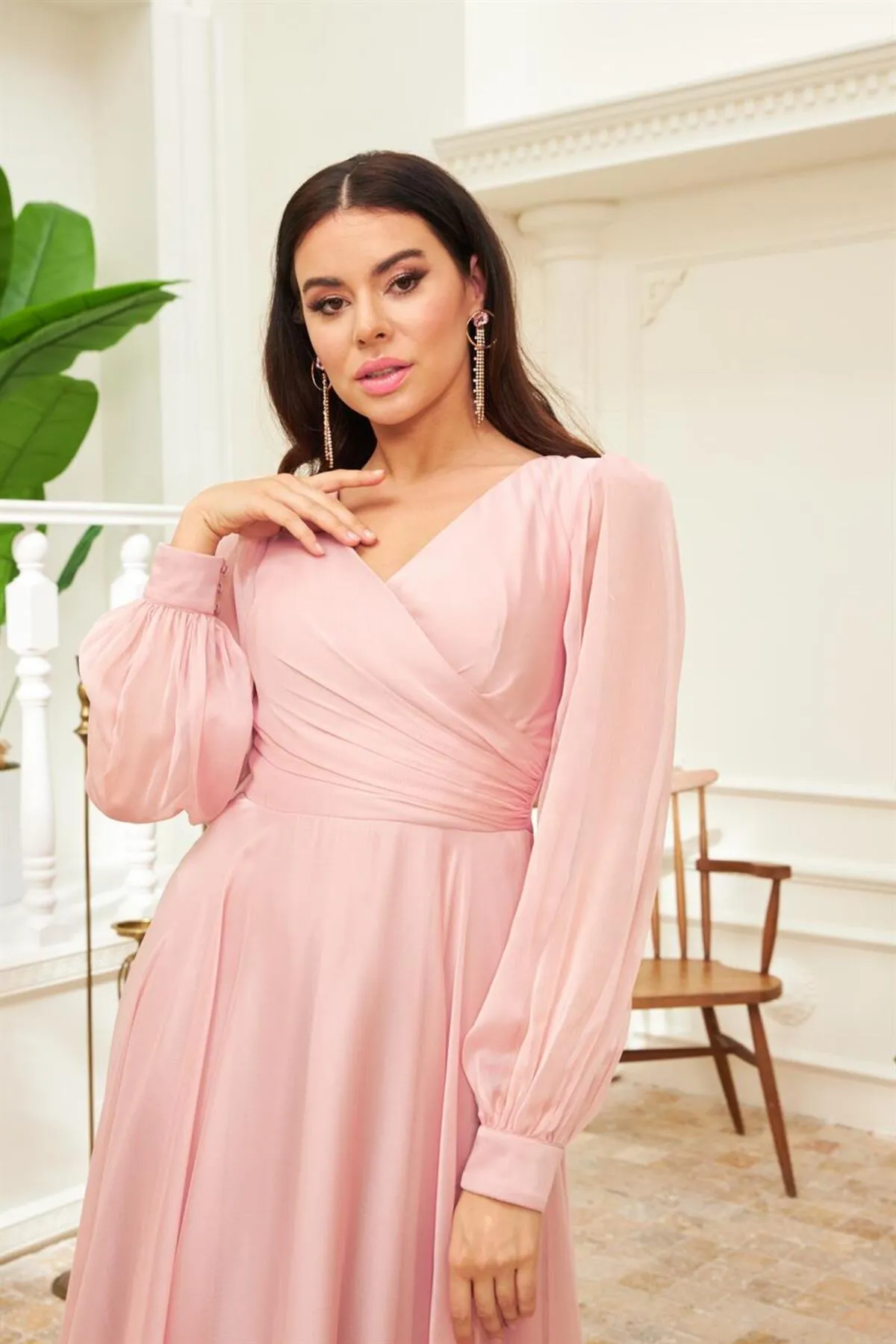 Carmen  Langes Abendkleid und Ballkleid aus puderfarbenem Chiffon