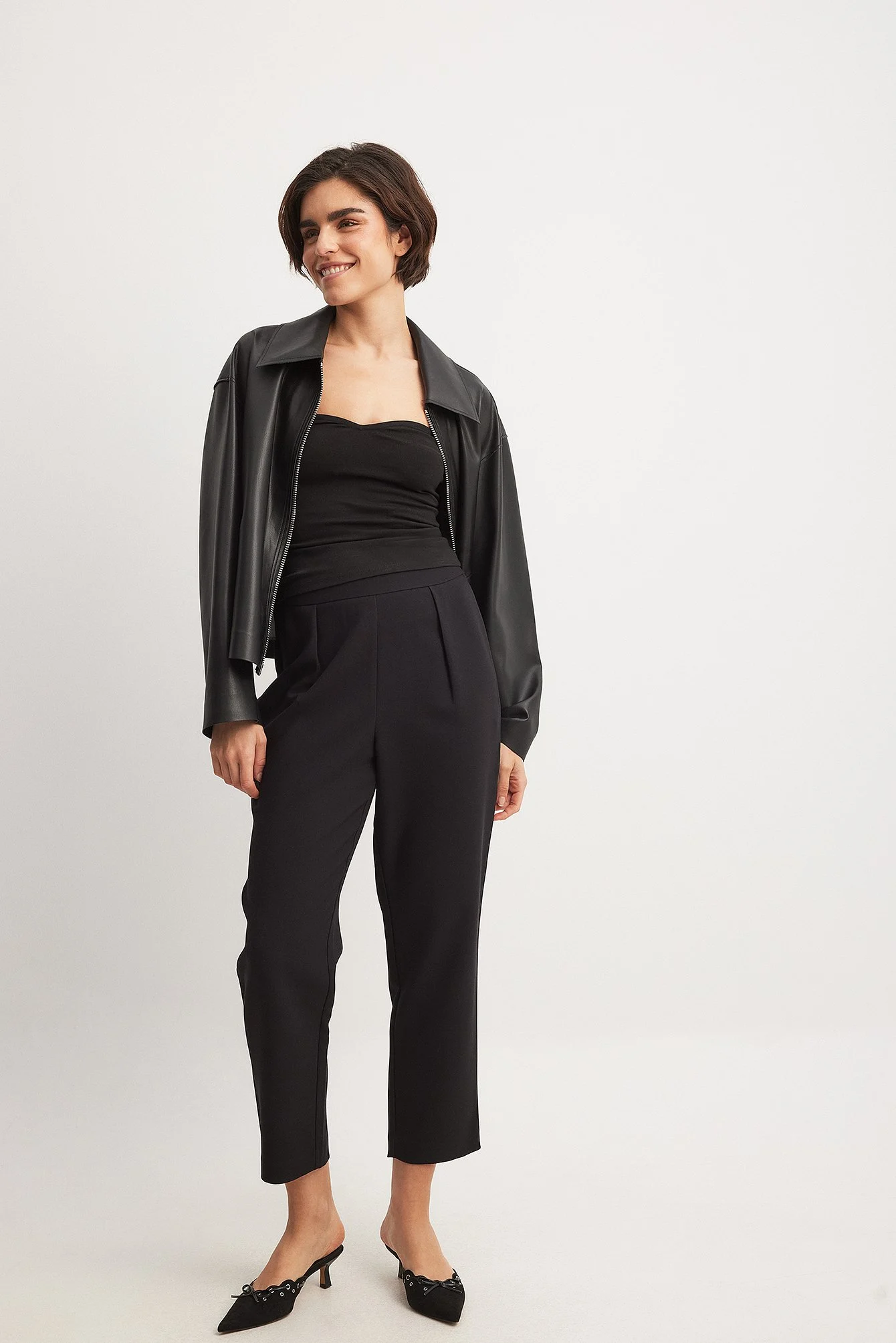 Schmal zulaufende Hose mit hoher Taille