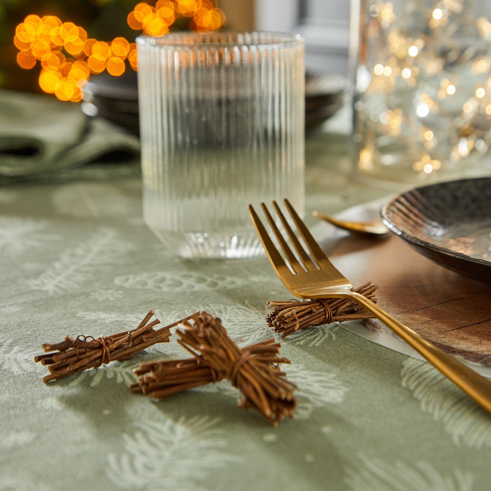 Nappe imprimée pommes de pin et branchages