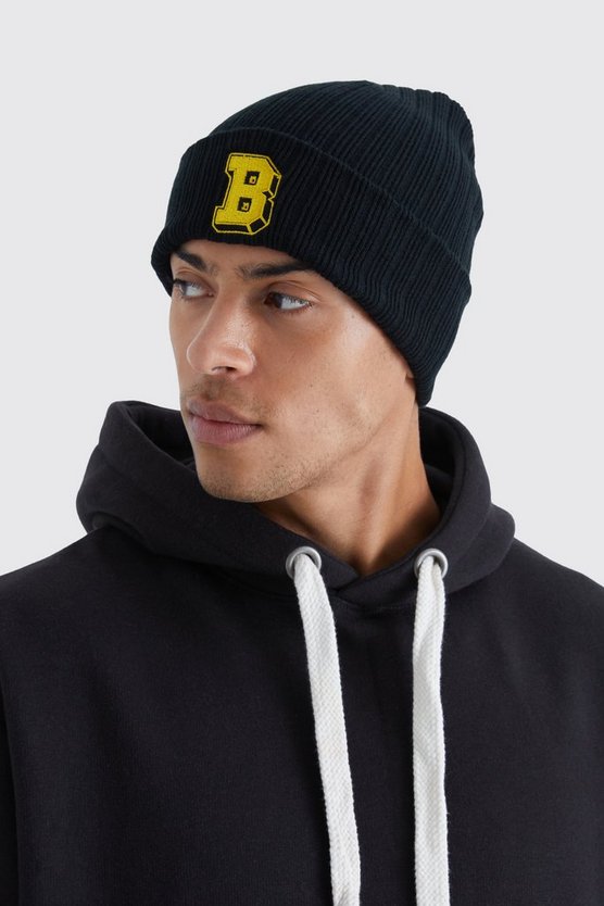 Gerippte Beanie mit B-Aufnäher