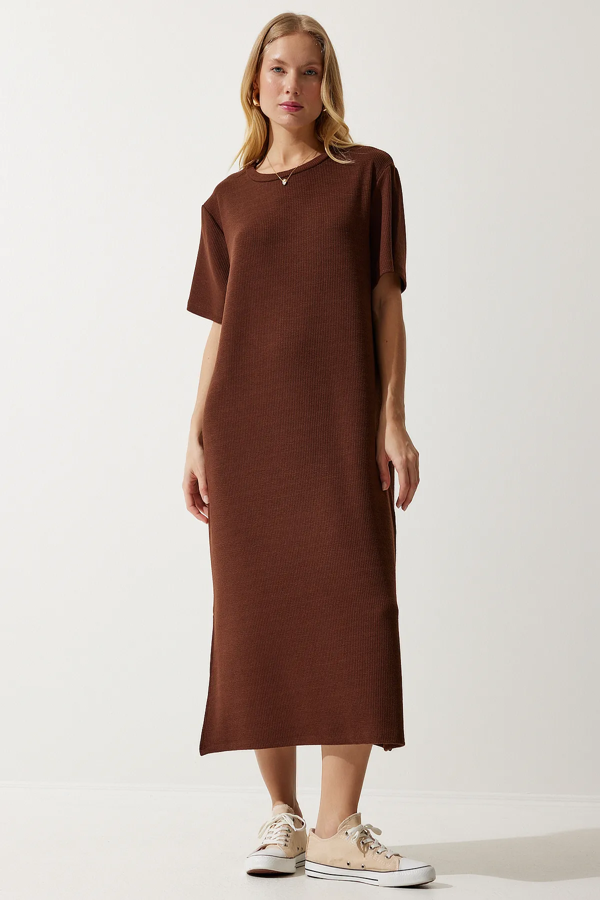 Happiness İstanbul  Braunes geripptes Strickkleid mit Rundhalsausschnitt für Damen DZ00111