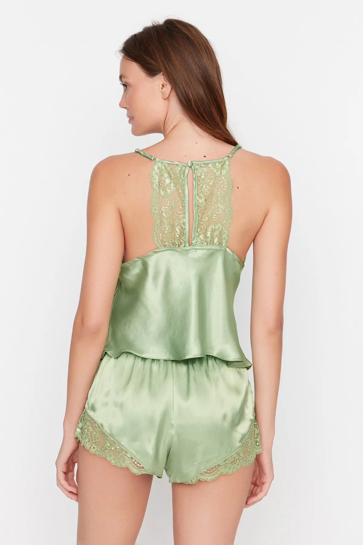 Trendyol Collection  Grünes Pyjama-Set aus gewebtem Satin mit Spitzendetails und Seilträgern THMSS22PT0269