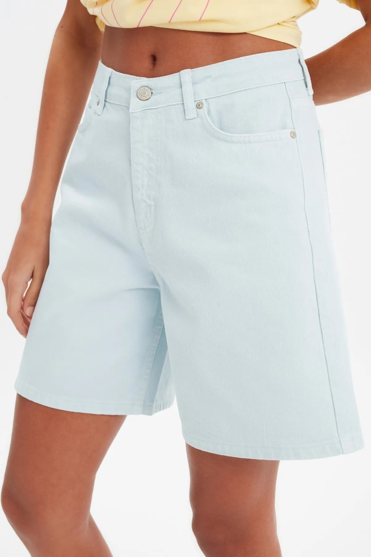 Trendyol Collection  Blaue Bermudashorts aus Denim mit hoher Taille TWOSS21SR0631