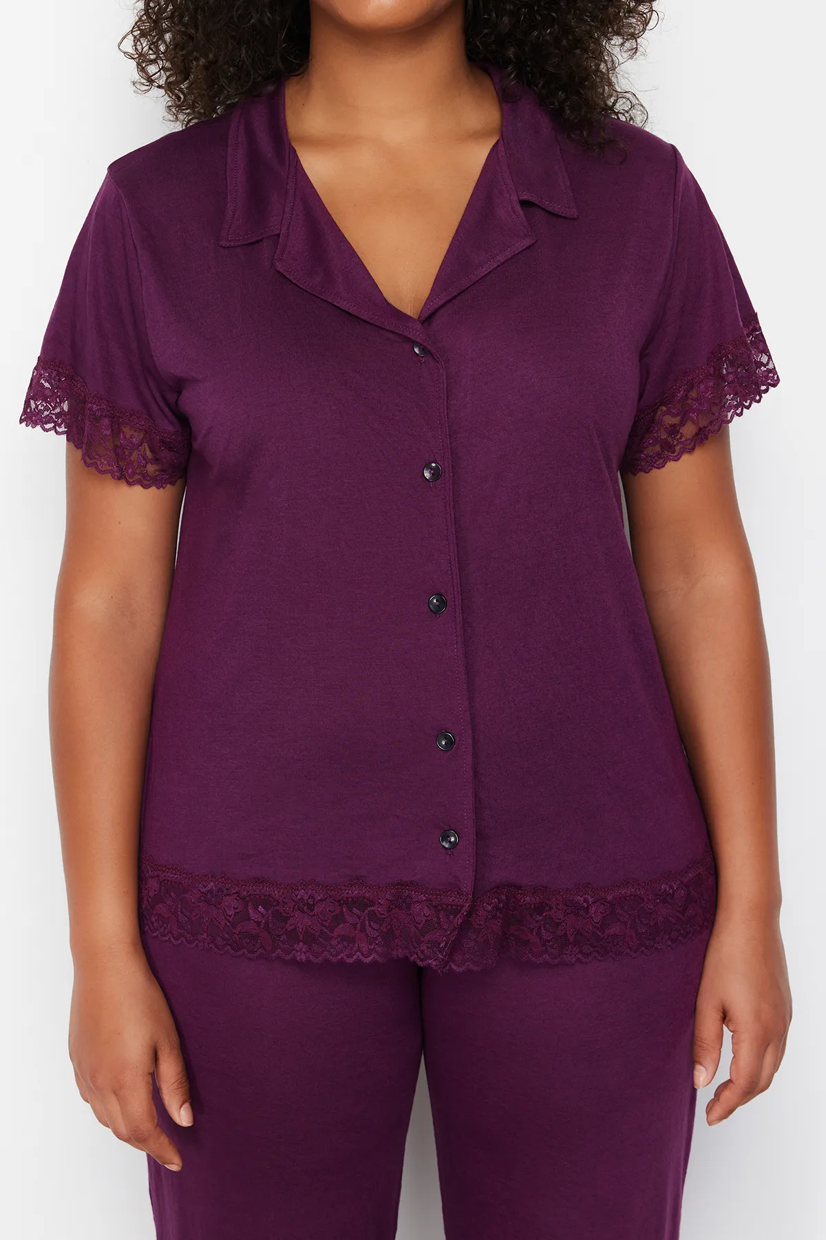 Trendyol Curve  Gestricktes Pyjama-Set aus pflaumenfarbener Spitze TBSSS22PT0623