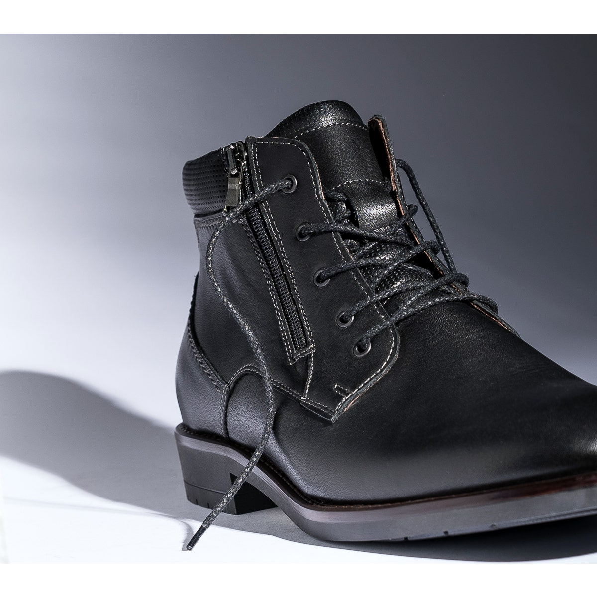 Boots noir en cuir à lacet et zips