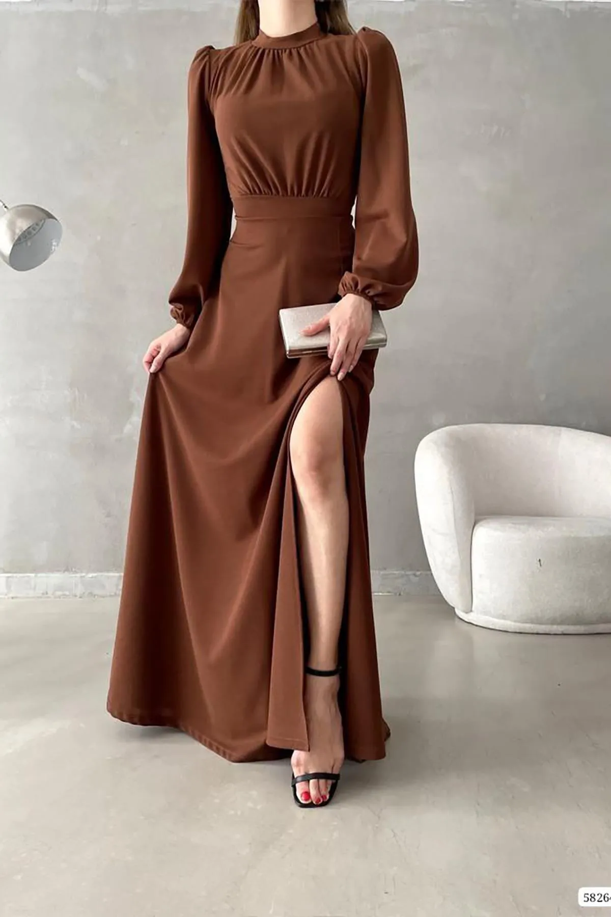 Deafox  Braunes, langärmliges, geschlitztes Maxikleid aus importiertem Kreppstoff