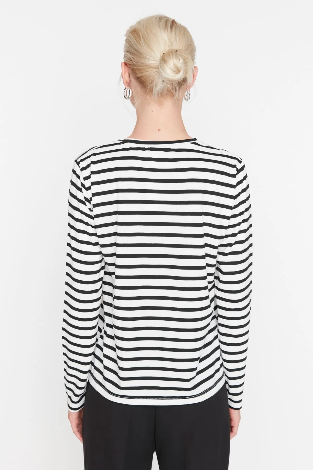 Trendyol Collection  Weiß gestreiftes Basic-Strick-T-Shirt TWOAW23TS00002
