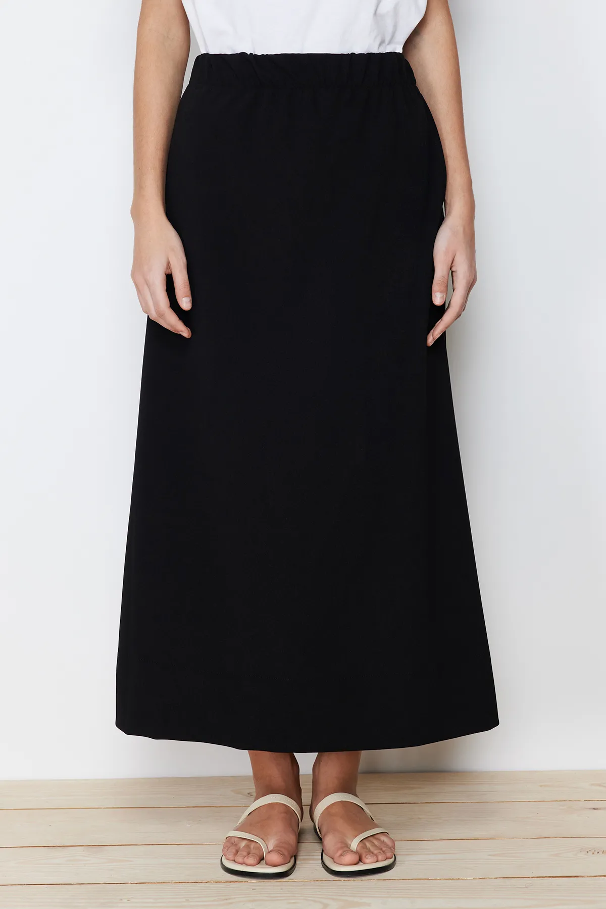 Trendyol Modest  Schwarzer schlichter Strickrock mit elastischem Bund TCTSS24EE00006