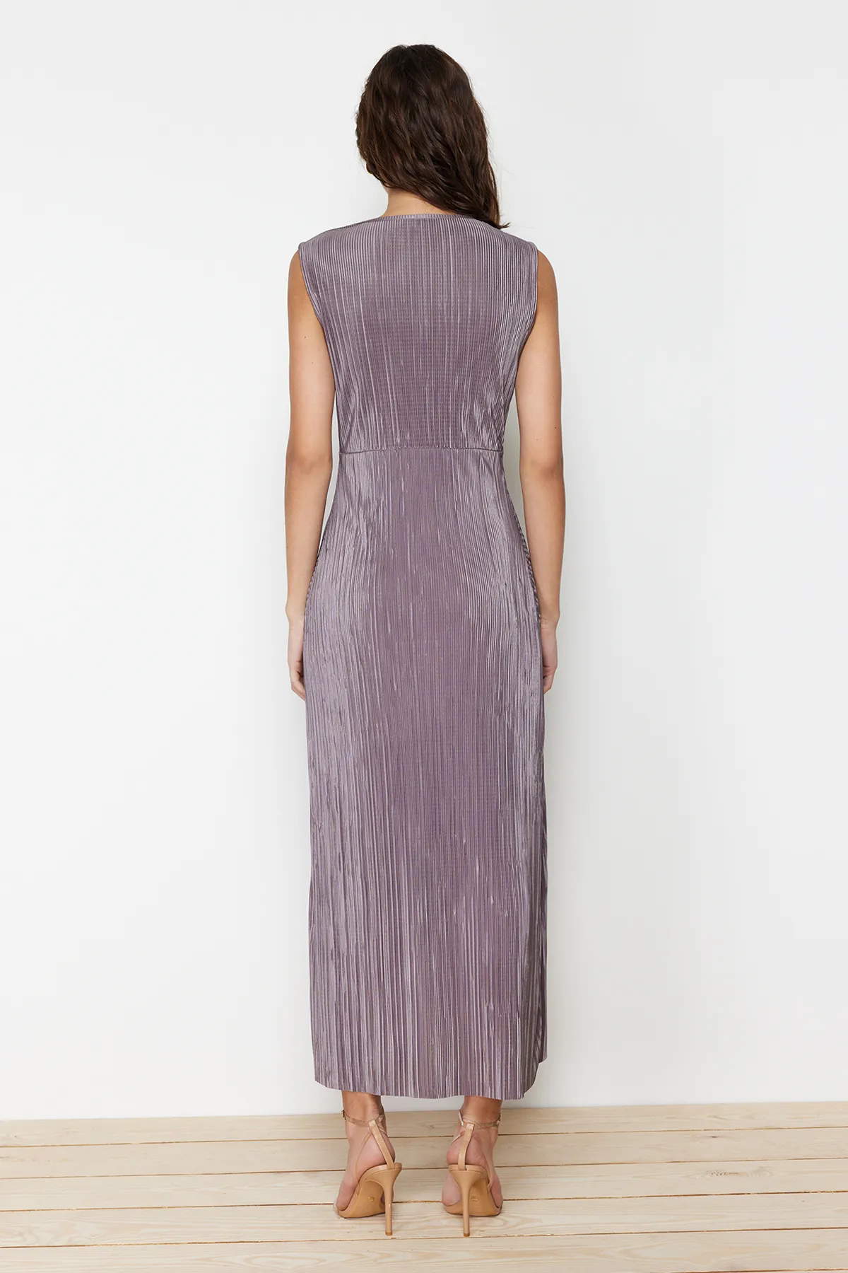 Trendyol Collection  Anthrazitfarbenes, plissiertes Midi-Maxikleid mit Zweireiher-Kragen TWOSS24EL00253