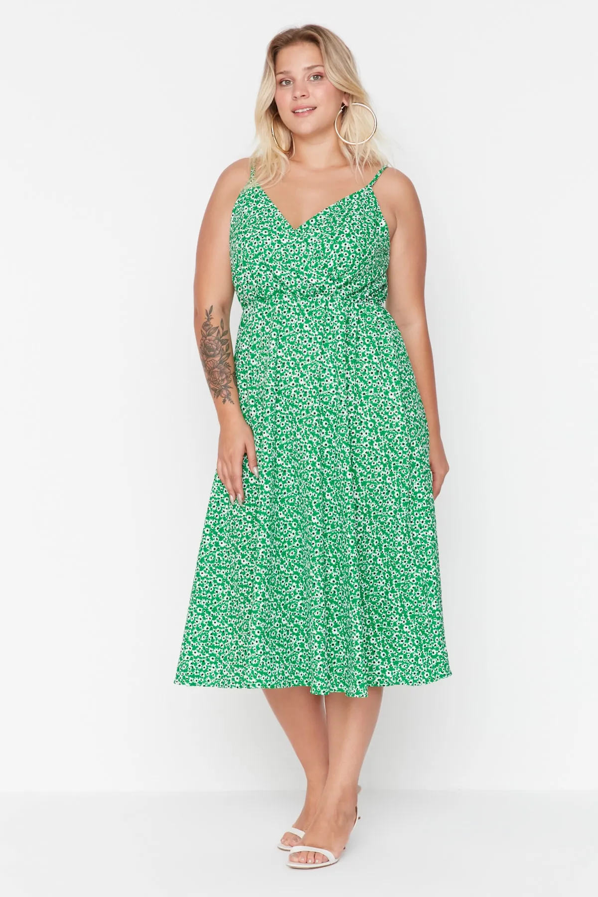 Trendyol Curve  Grünes A-Linien-Strickkleid mit zweireihigem Kragen und Blumenmuster TBBSS22AH00051
