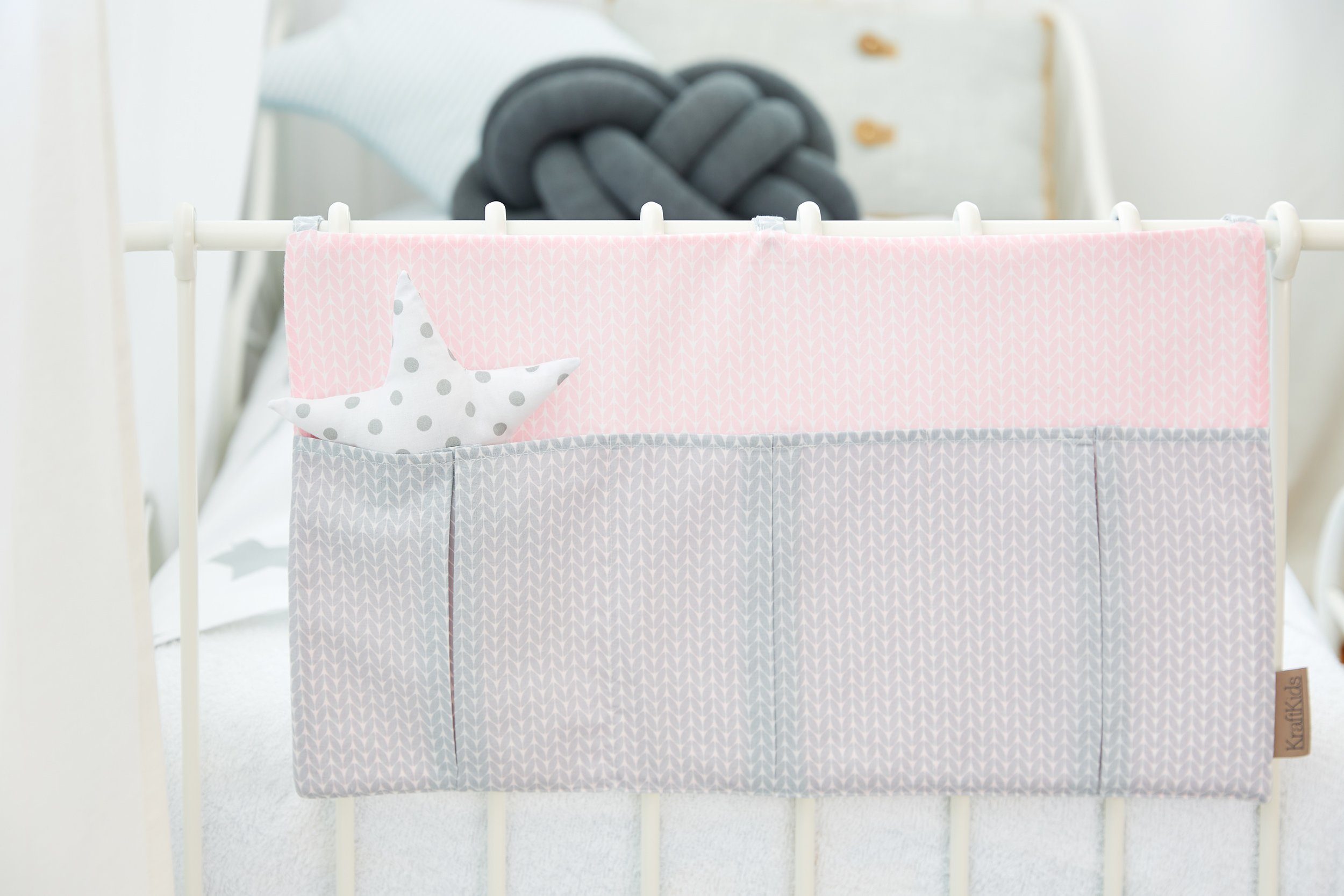 KraftKids Betttasche kleine Blätter hellgrau auf Weiß, mit drei Fächern, innen mit Polyestervlies versteift