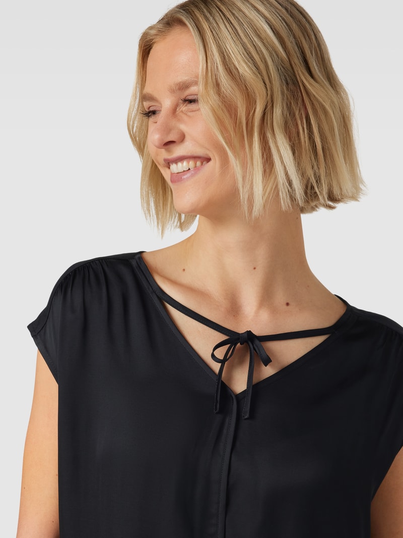 T-Shirt mit V-Ausschnitt in schwarz