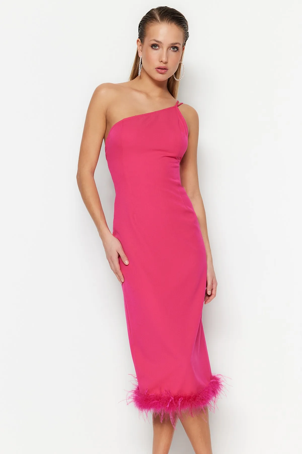 Trendyol Collection  Tailliertes, elegantes Abendkleid in Fuchsia mit gewebten Otriches TPRSS23EL00254