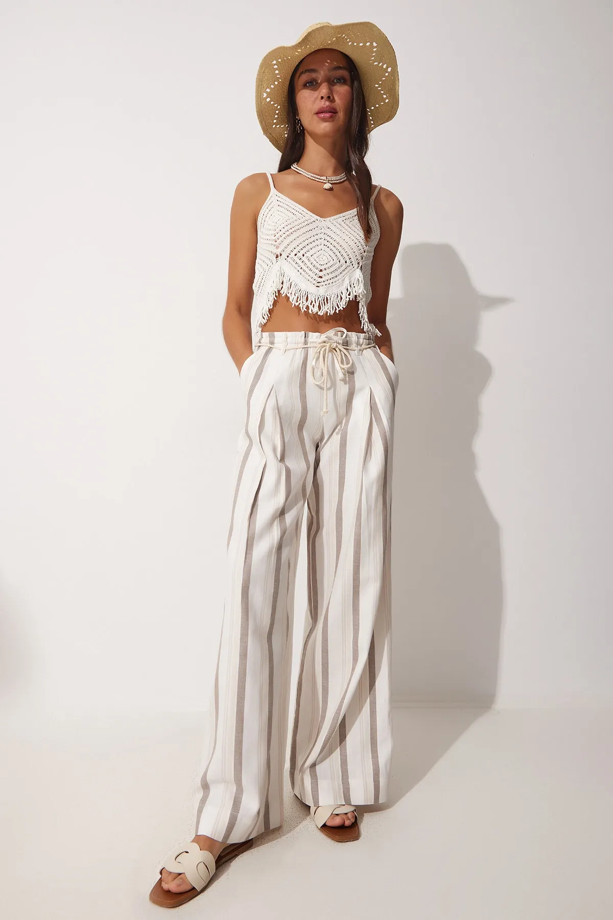 Happiness İstanbul  Weiße durchbrochene Crop-Strickbluse mit Quasten für Damen NS00335