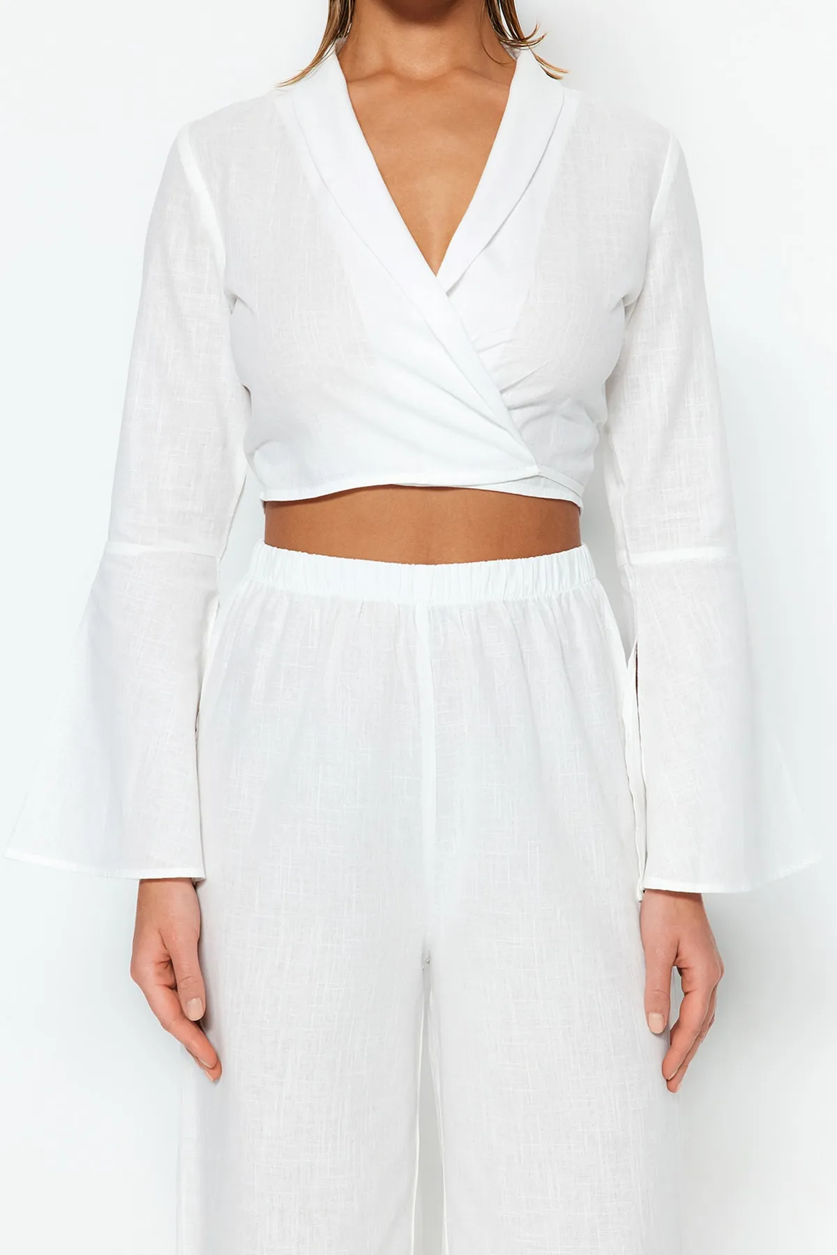 Trendyol Collection  Ecrufarbenes, gewebtes, geschlitztes Blusen- und Hosen-Set aus 100 % Baumwolle TBESS23AU00085