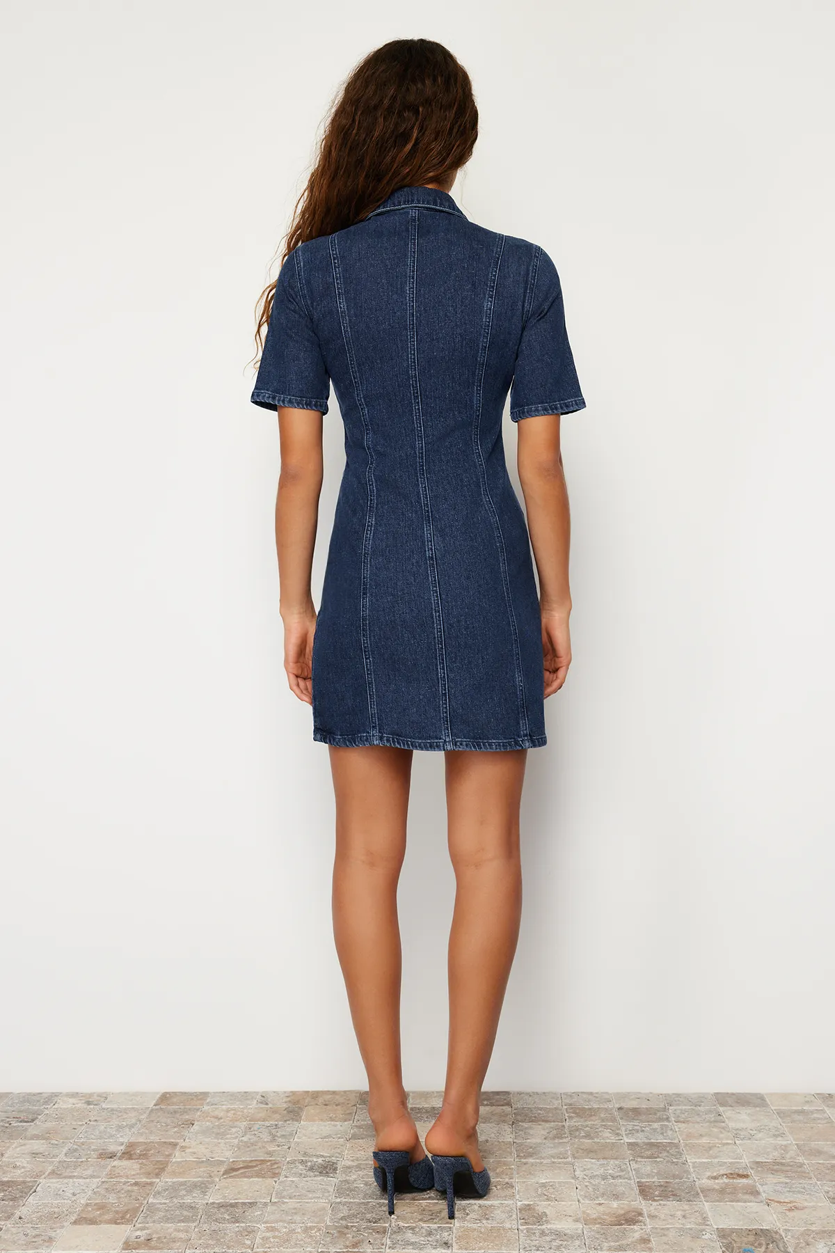 Trendyol Collection  Dunkelblaues, nachhaltigeres, figurbetontes Mini-Jeanskleid mit Reißverschluss TWOSS24EL00381