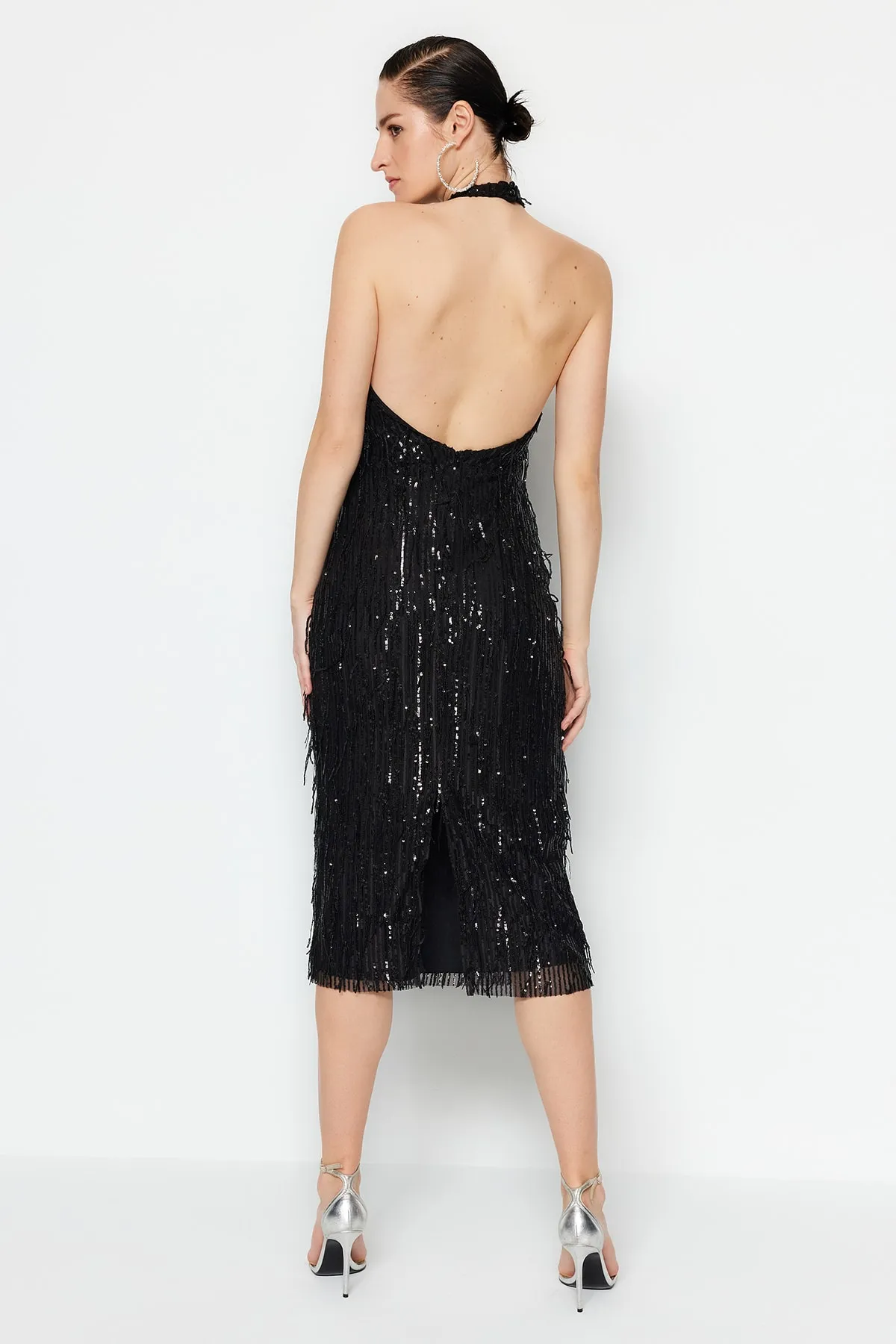 Trendyol Collection  Schwarzes, figurbetontes, gefüttertes Abendkleid mit glänzenden Pailletten TPRSS23EL00461