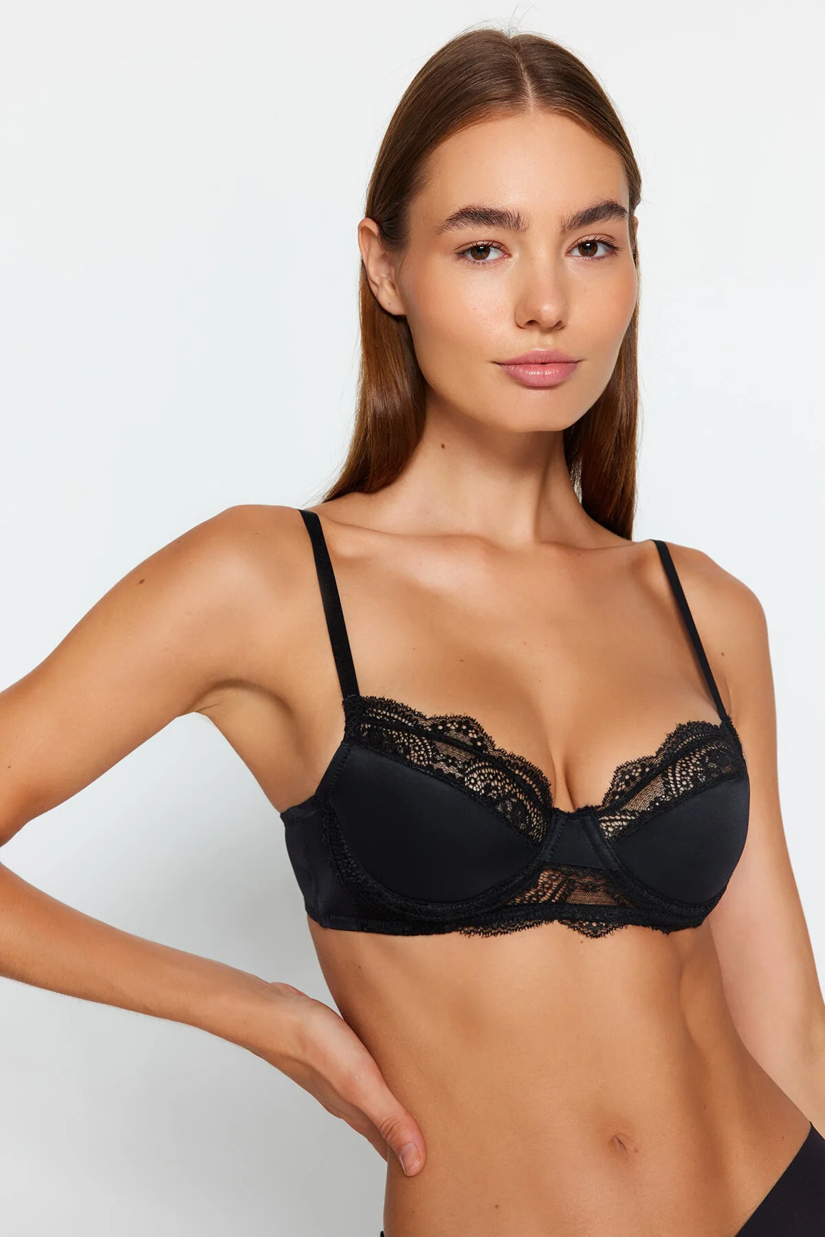 Trendyol Collection  Schwarzer Strick-BH mit Spitzendetail aus Polyamid und Seilträgern THMAW24SU00020