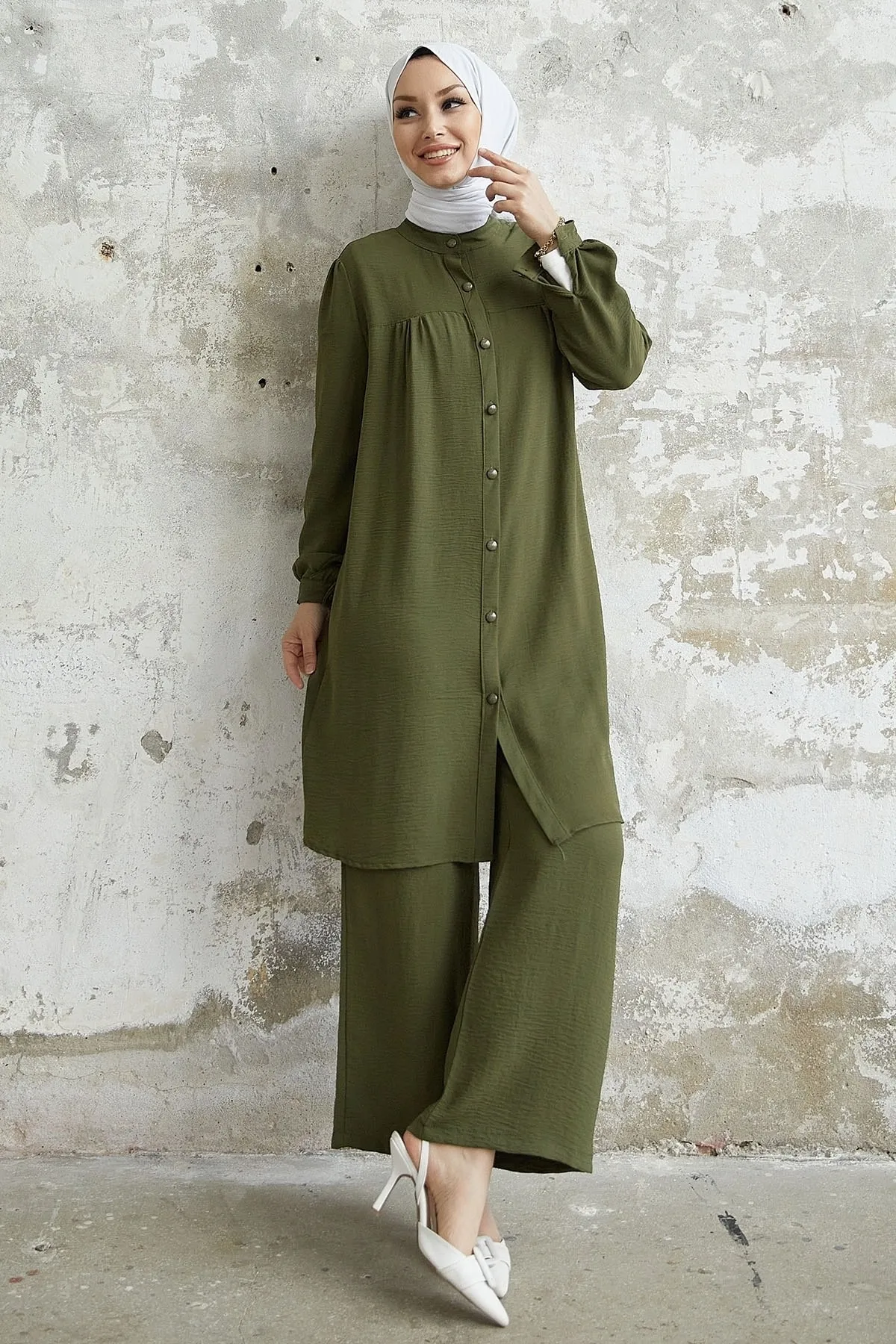 InStyle  Arfa Ayrobin geknöpfter Freizeitanzug – Khaki