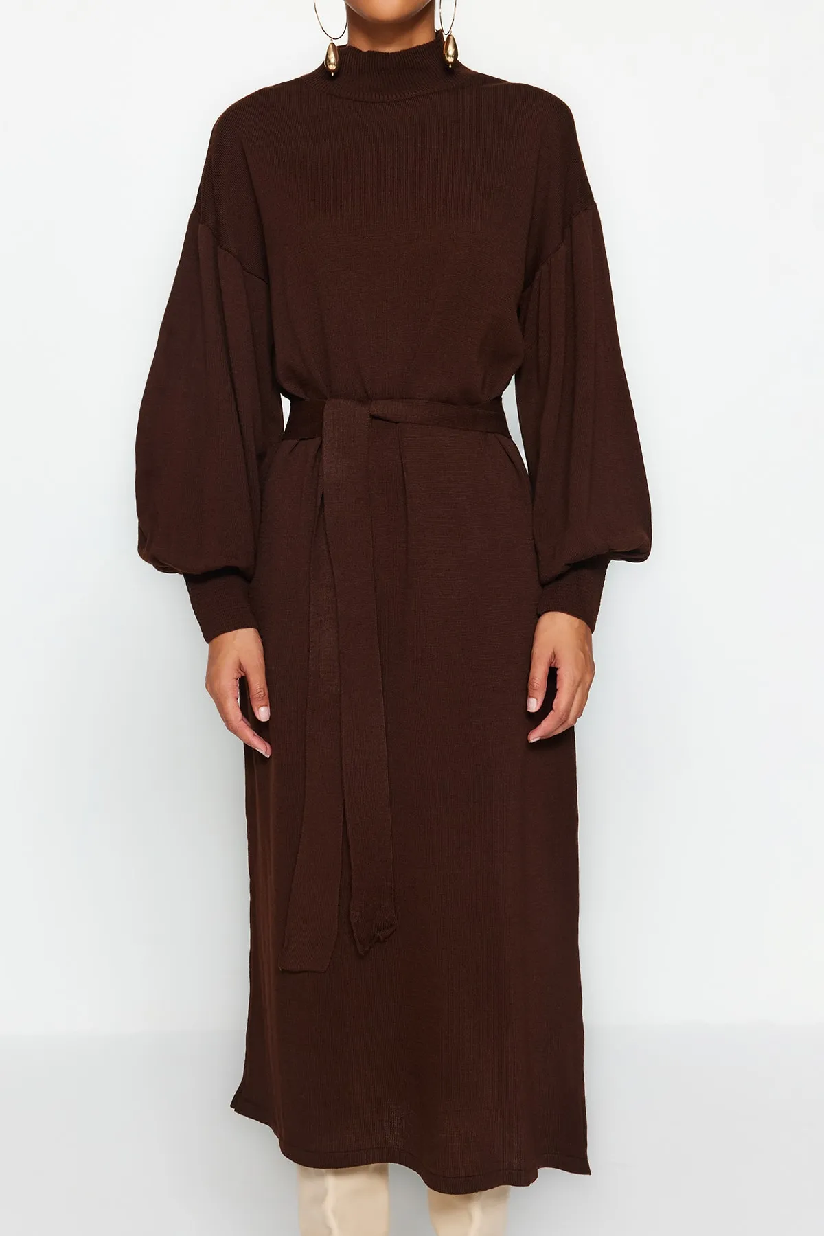 Trendyol Modest  Braunes Strickkleid mit Rollkragen und Ballonärmeln und Gürtel TCTAW24EB00023