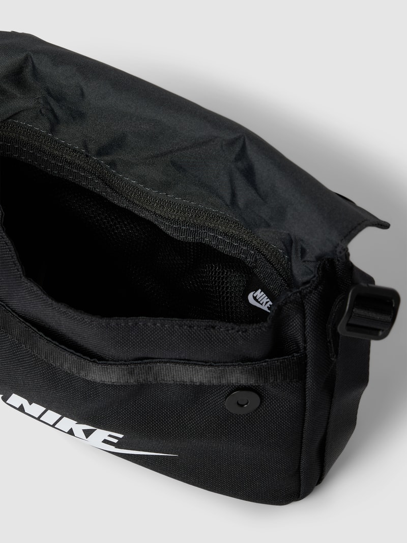 Umhängetasche mit Label-Print in schwarz