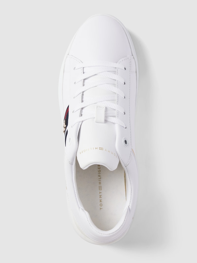 Sneaker mit Label-Detail in weiß