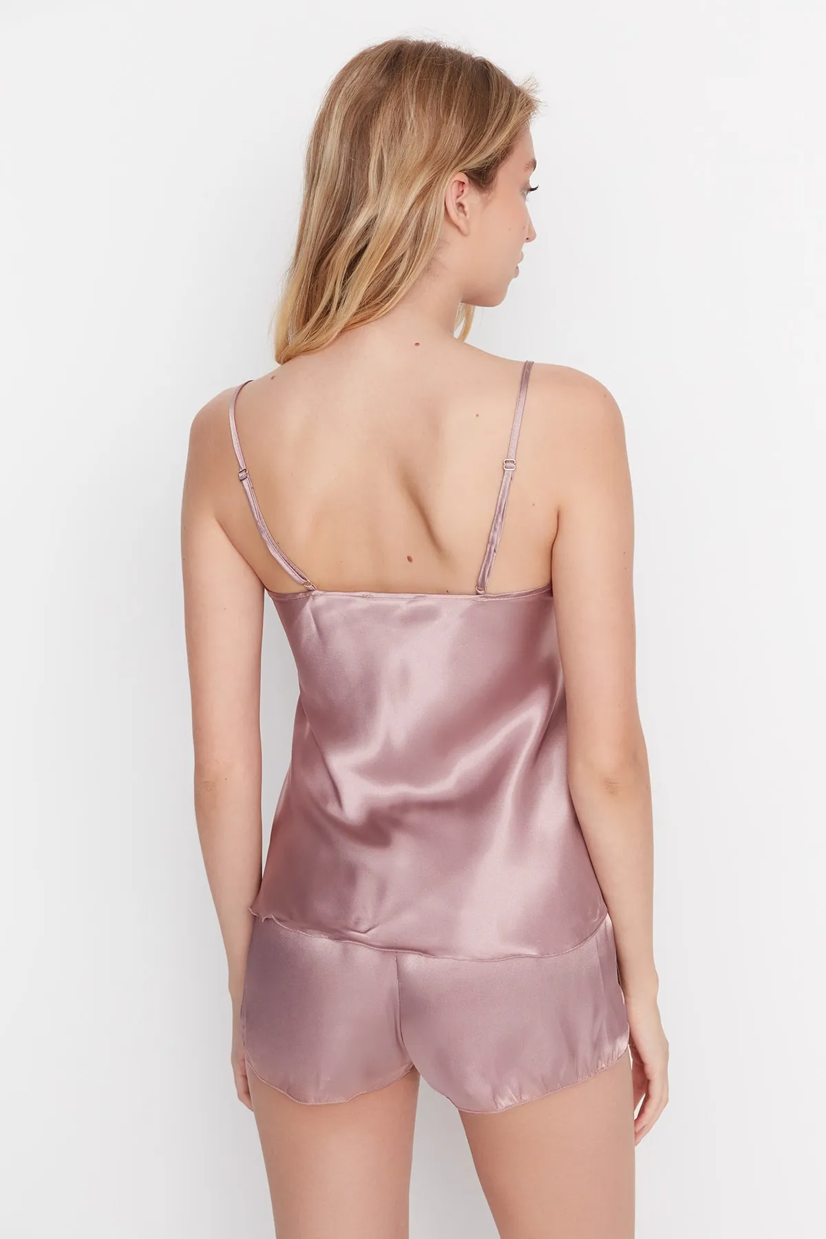 Trendyol Collection  Pyjama-Set aus gewebtem Satin mit Nerzspitze und Seilträgern THMAW21PT0843