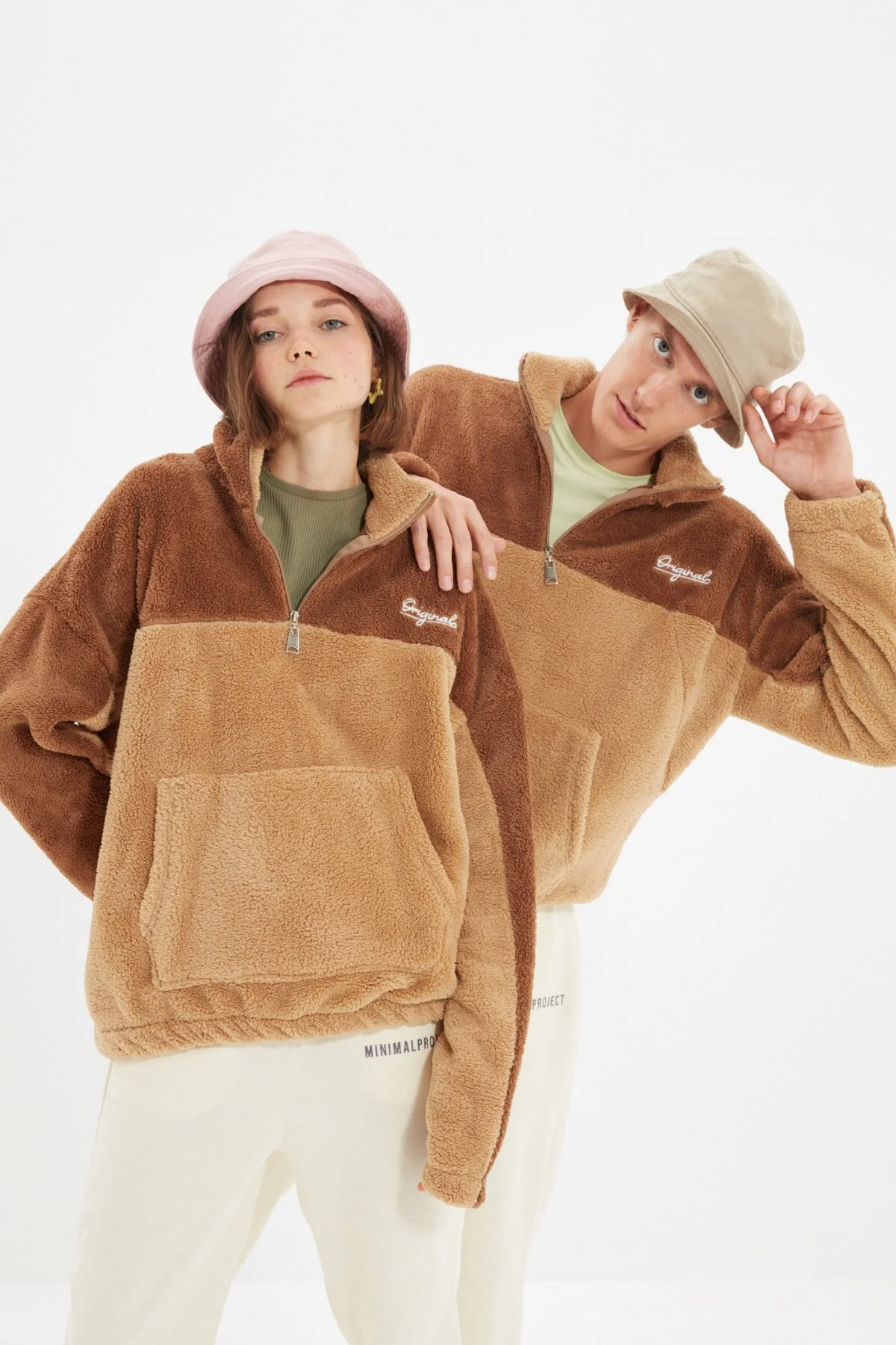Trendyol Collection  Camel Unisex-Sweatshirt in Übergröße/Weitschnitt, Farbblock, minimale Stickerei, warmes Plüsch-Sweatshirt TMNAW22SW1477