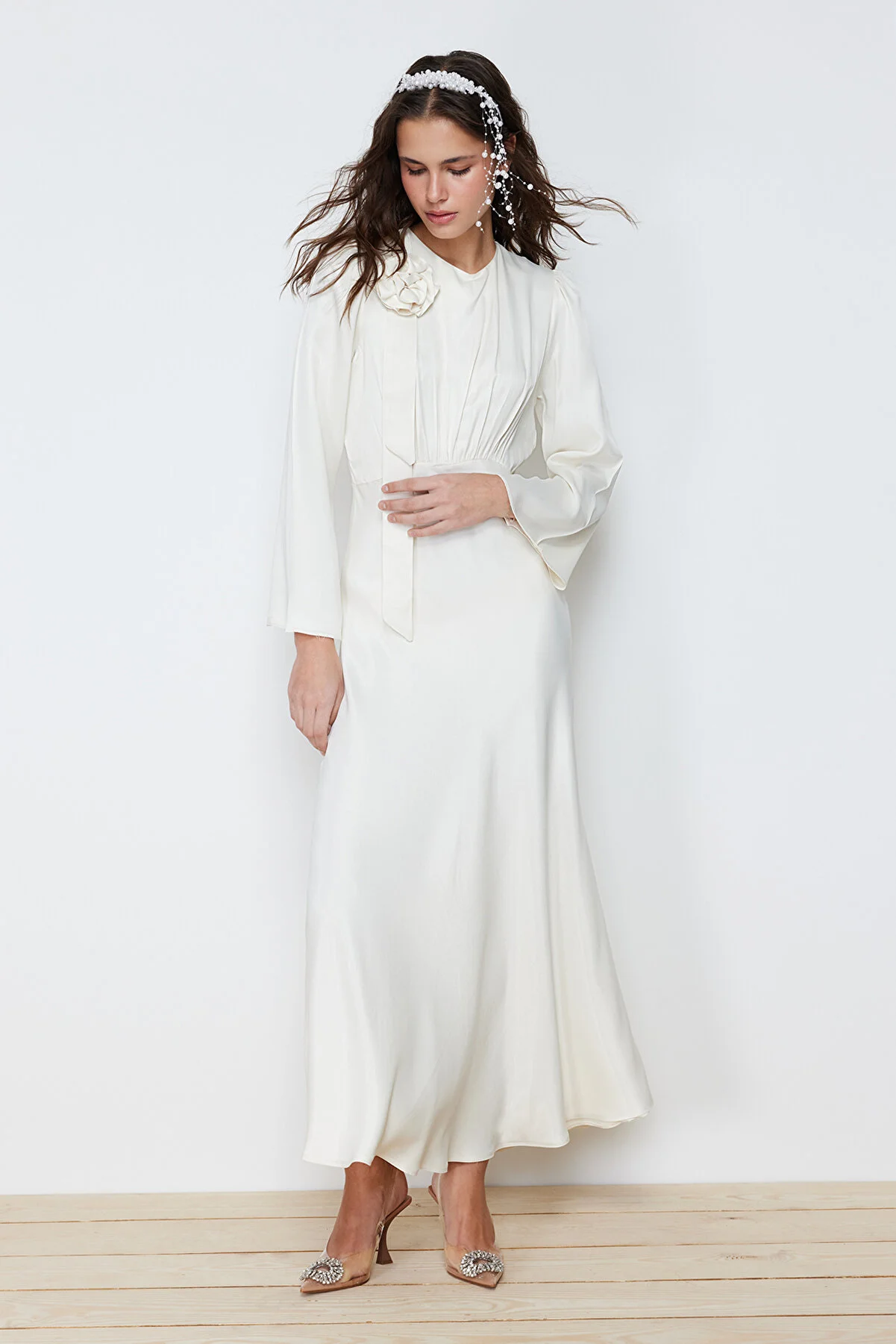Trendyol Modest  Cremefarbenes Rose-detailliertes Hochzeits-/besonderes Anlass-Abendkleid aus gewebtem Satin TCTSS24DB00043