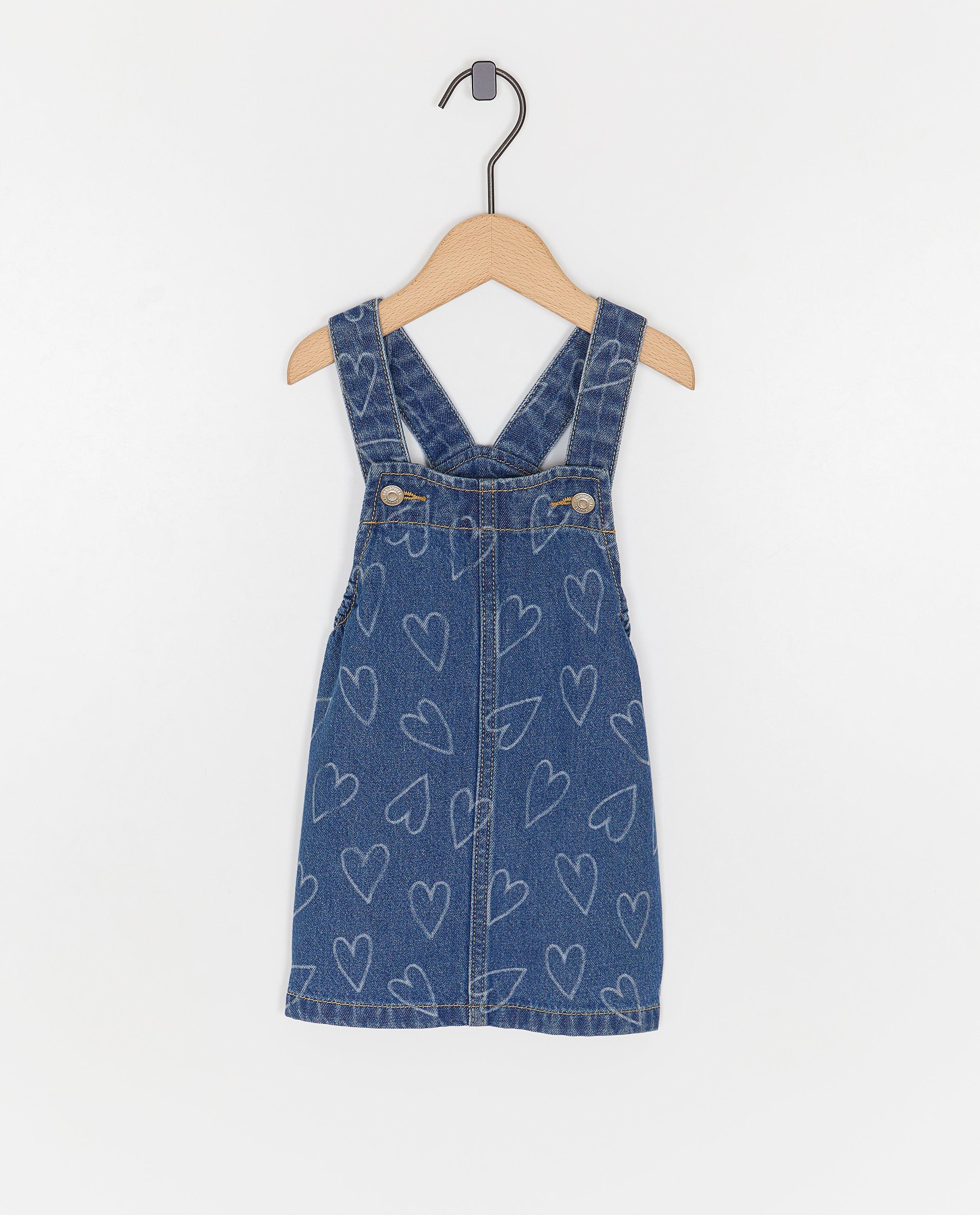 Rochie salopetă din denim Cuddles and Smiles cu imprimeu de inimă, albastră