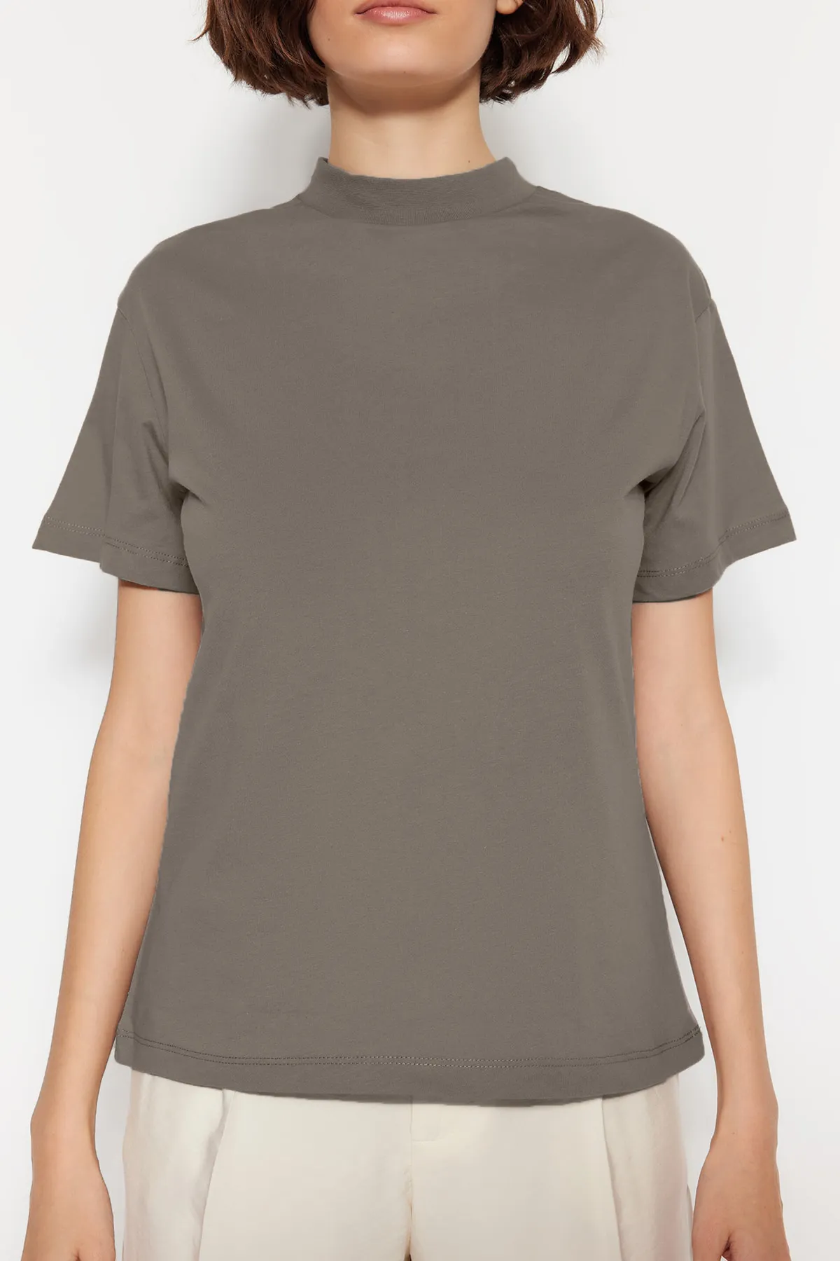 Trendyol Collection  Ölgrün-Grau, 2er-Pack Basic-Strick-T-Shirts aus 100 % Baumwolle mit Stehkragen TWOSS20TS1500