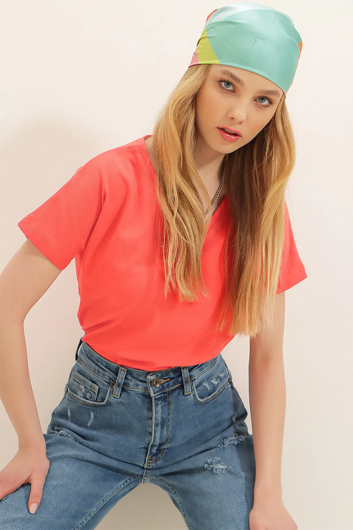 Trend Alaçatı Stili  Damen-Basic-T-Shirt mit V-Ausschnitt in Koralle ALC-1045-A