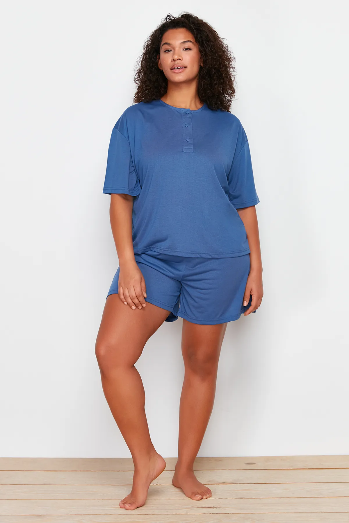 Trendyol Curve  Marineblaues Pyjama-Set aus Strick mit Rundhalsausschnitt TBBSS24AI00011