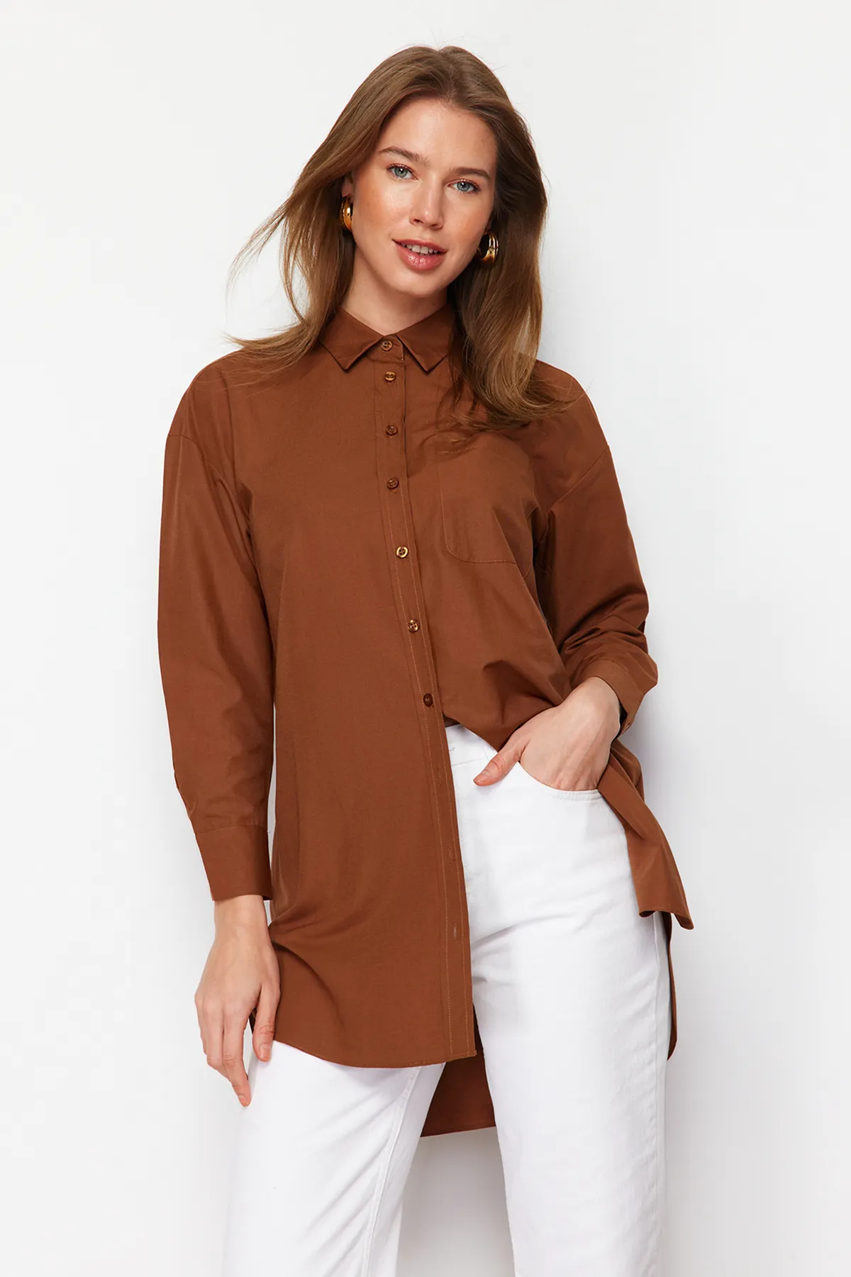 Trendyol Modest  Dunkelbraunes gewebtes Hemd mit Tasche und Schlitzdetail TCTAW22UK0080