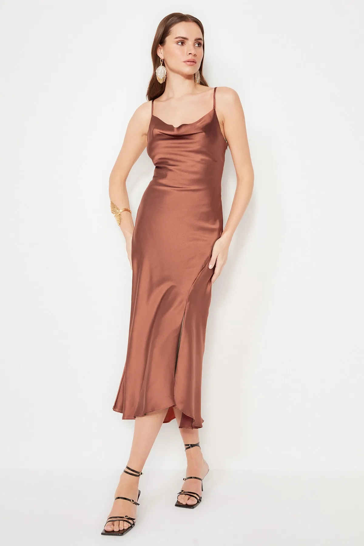 Trendyol Collection  Elegantes Abendkleid aus gewebtem Satin mit Zimtfutter TPRSS19BB0058