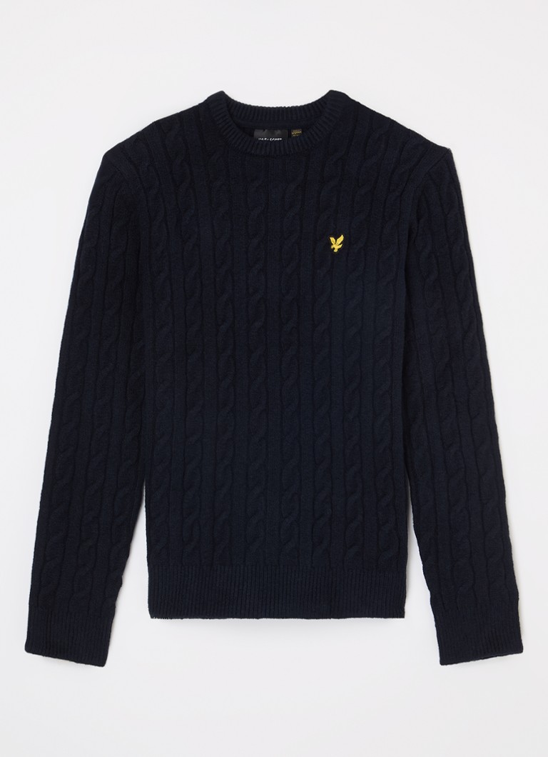 Sweter Lyle & Scott o splocie warkoczowym z haftowanym logo