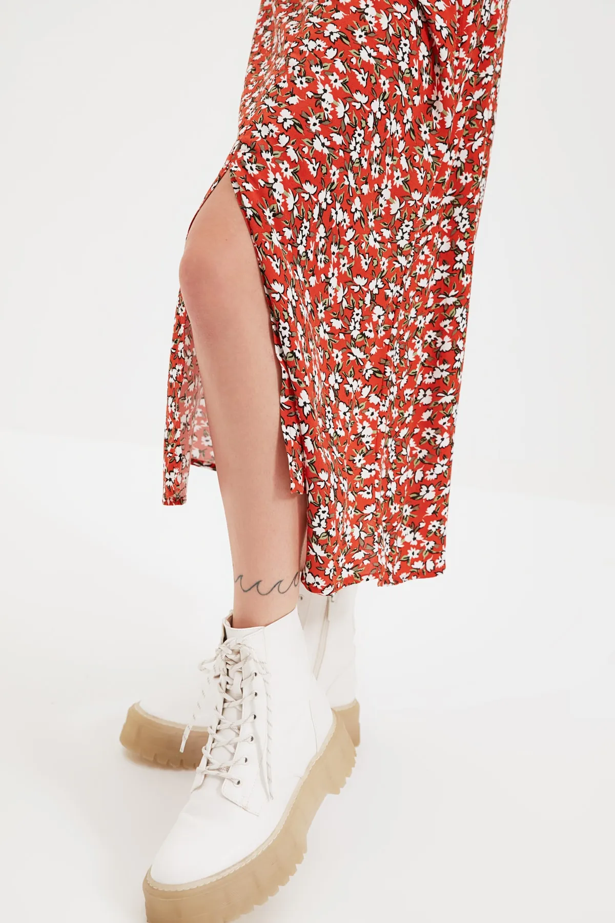 Trendyol Collection  Gewebter Midirock aus Viskosestoff mit Blumenmuster und Fliesenschlitzen TWOSS20ET0230