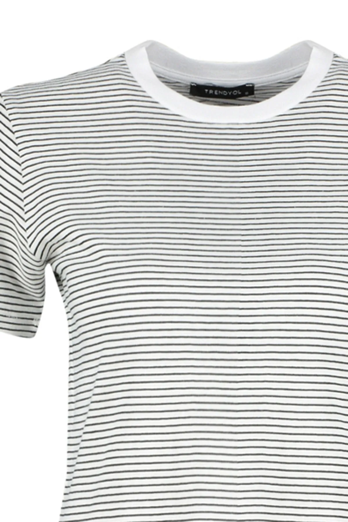 Trendyol Collection  Schwarzes, ecrufarbenes, gestreiftes Premium-Basic-Strick-T-Shirt mit normalem/normalem Muster und Rundhalsausschnitt TWOSS23TS00043