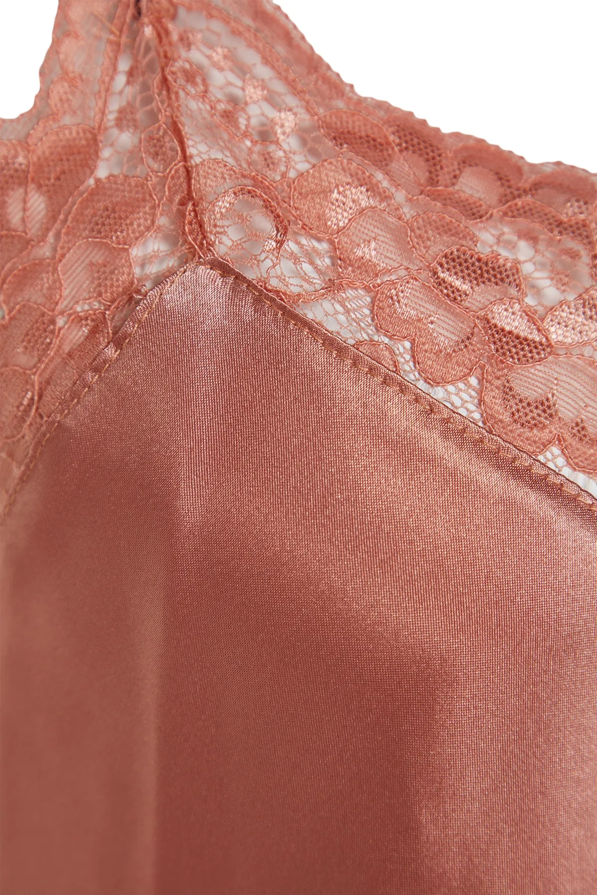 Trendyol Collection  Lachsfarbenes Pyjama-Set aus gewebtem Satin mit Spitzendetails und Seilträgern THMSS22PT0269