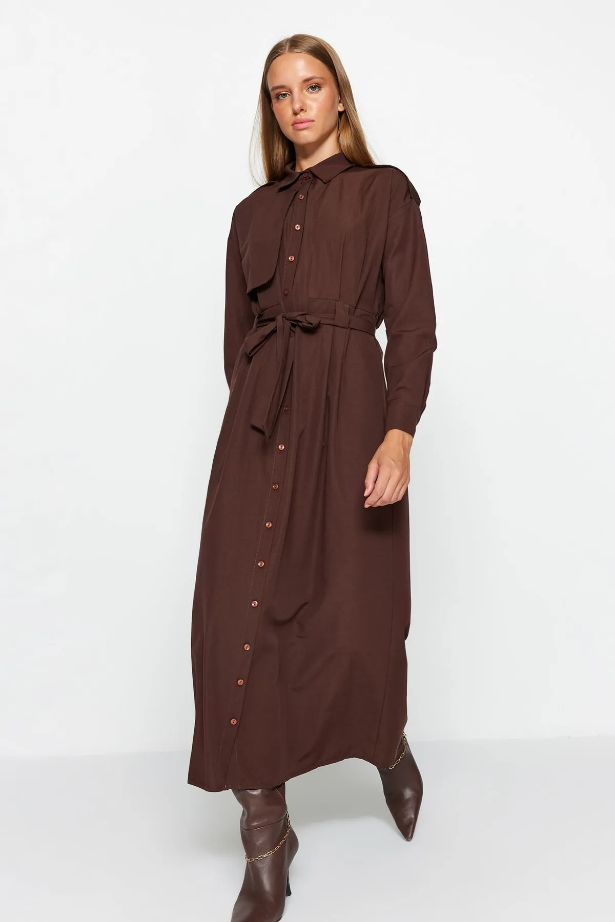 Trendyol Modest  Braunes gewebtes Aller Piece-Kleid mit Gürtel TCTAW24EB00092