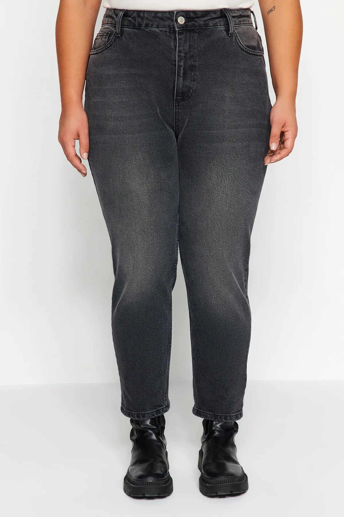 Trendyol Curve  Schwarze High-Bel-Mom-Jeans TBBAW24CJ00050