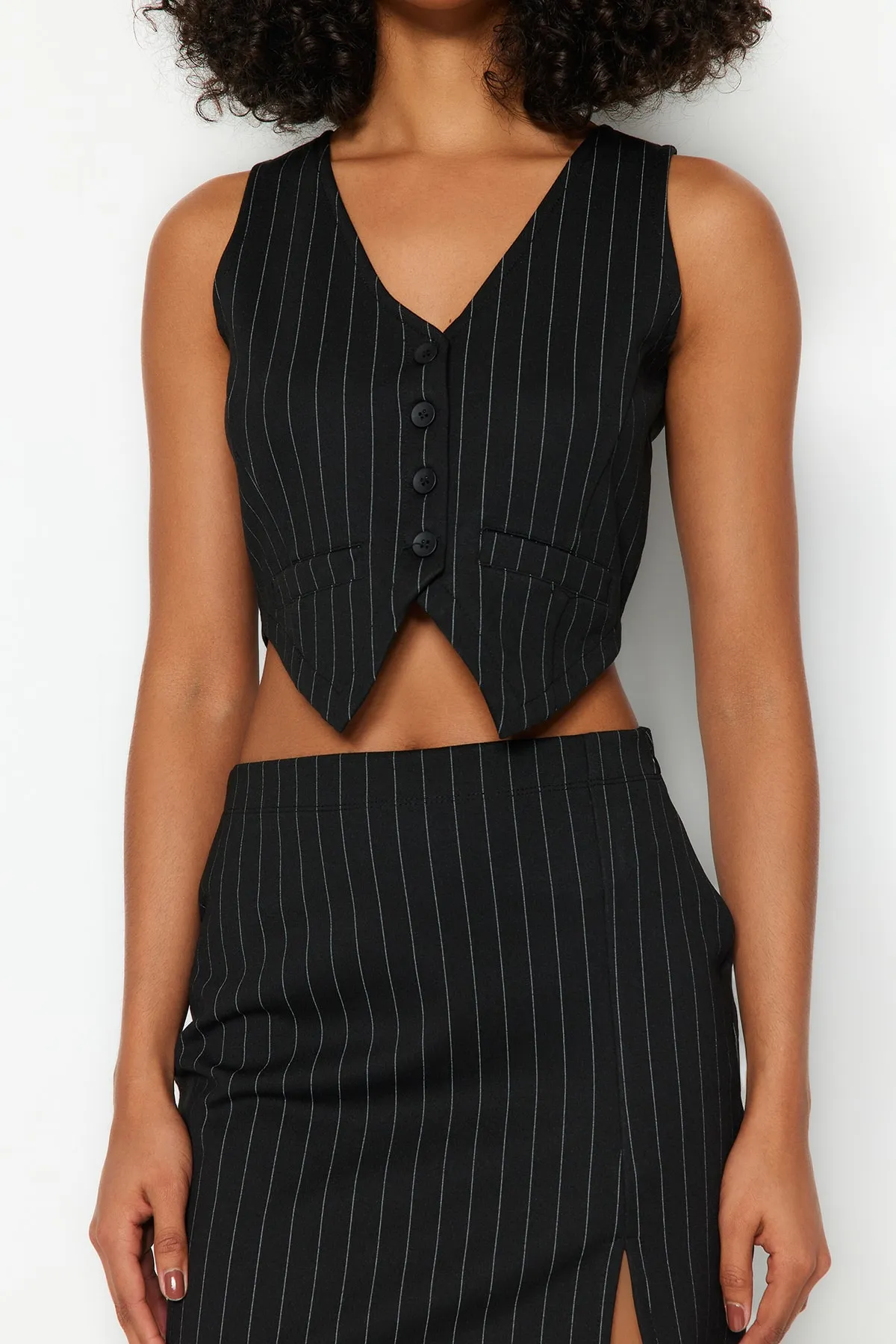 Trendyol Collection  Schwarze kurze Weste mit regulärem Knopfdetail und Streifen TWOSS23YE00037