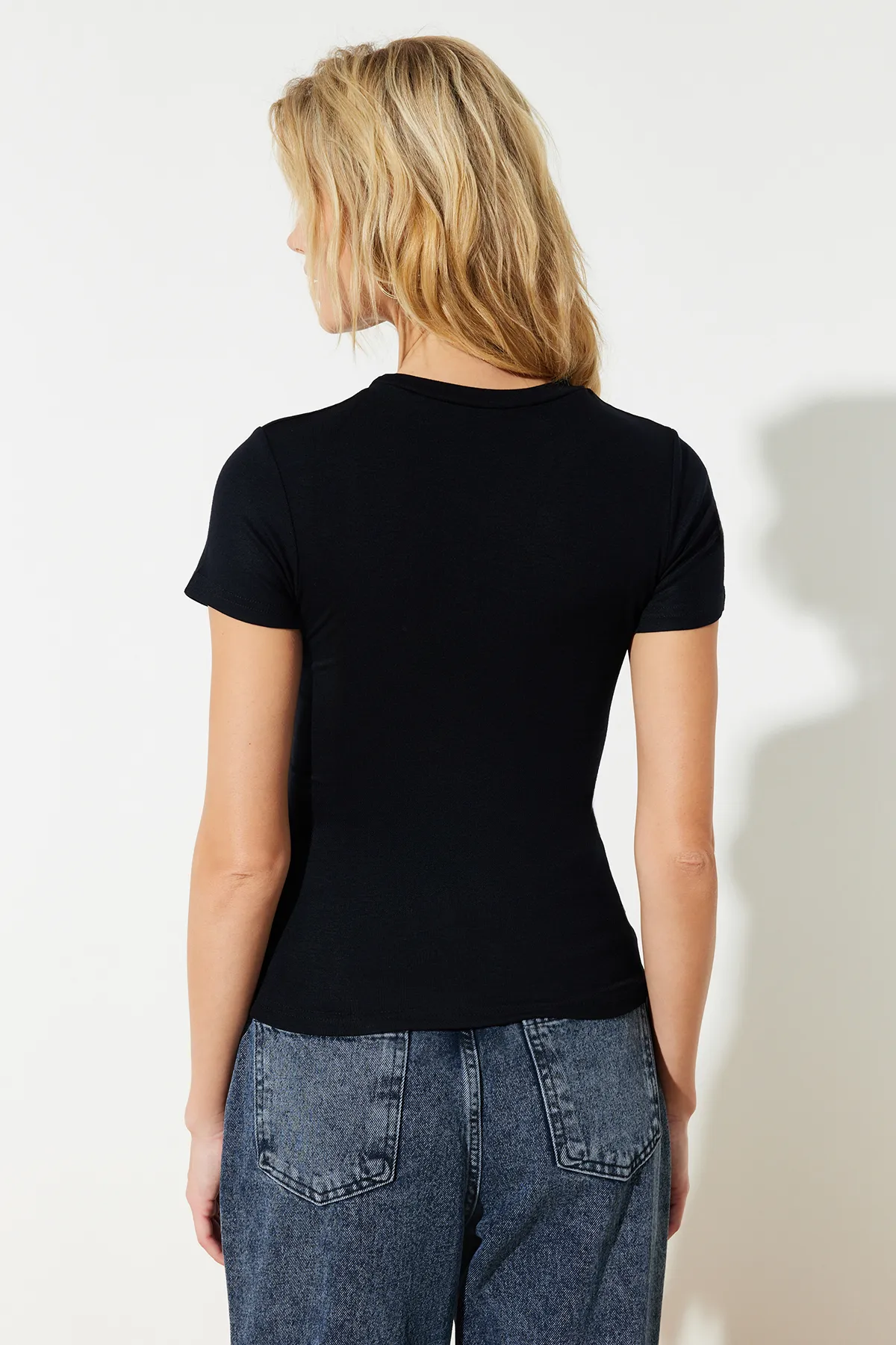 Trendyol Collection  Schwarze figurbetonte Stretch-Strickbluse aus Viskose/weichem Stoff TWOSS24BZ00296