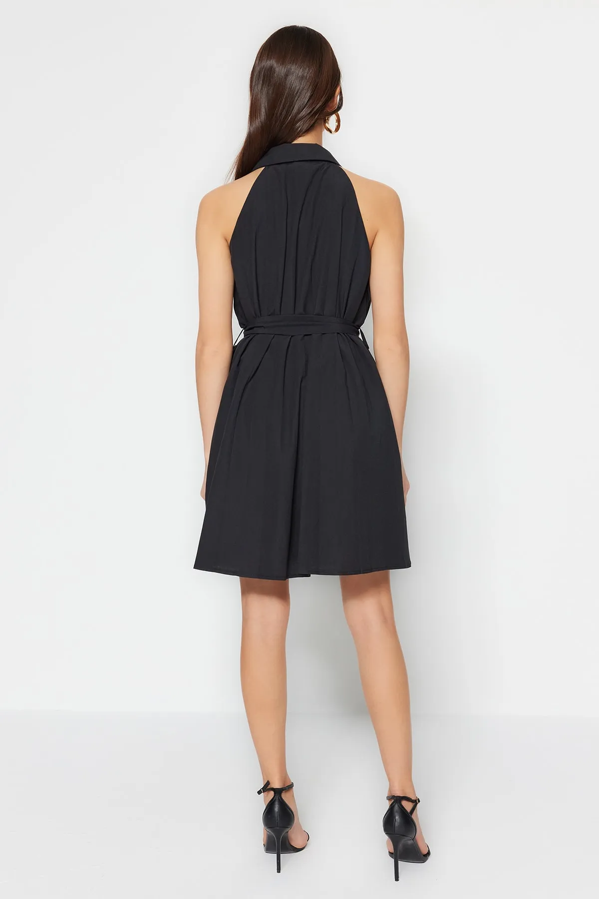 Trendyol Collection  Schwarzes, plissiertes Minikleid aus Baumwolle mit Gürtel TWOSS23EL00270