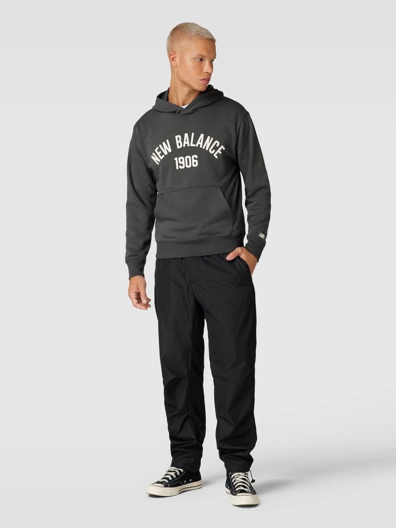 Hoodie mit Label-Print und Känguru-Tasche in anthrazit