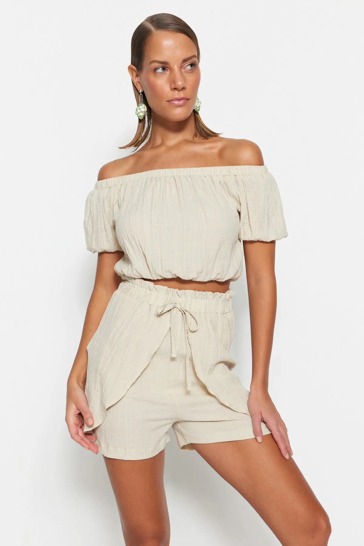 Trendyol Collection  Ecru gewebtes Blusen-Shorts-Set TBESS23AU00122