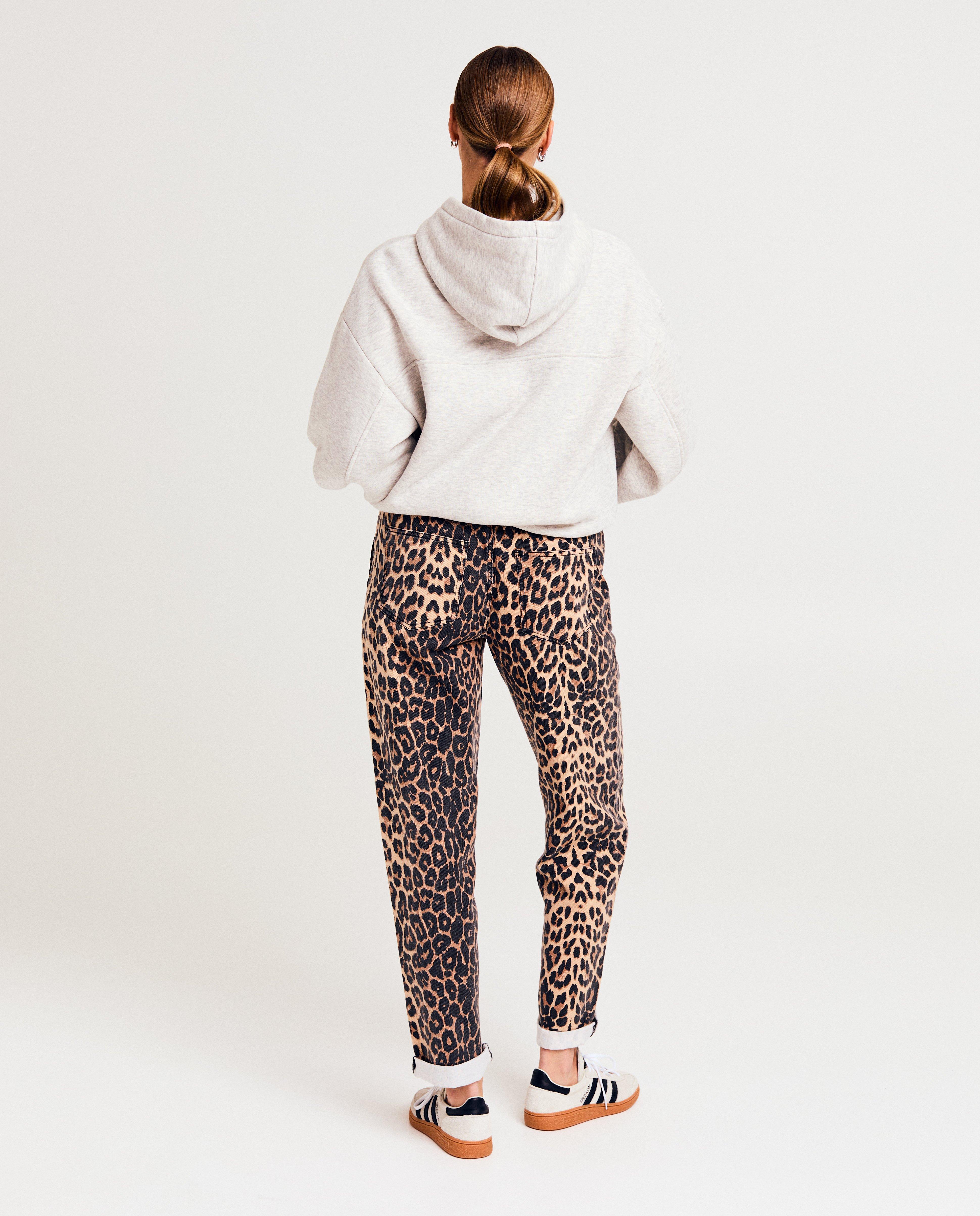 Pantaloni Sora cu imprimeu leopard, croială largă, maro