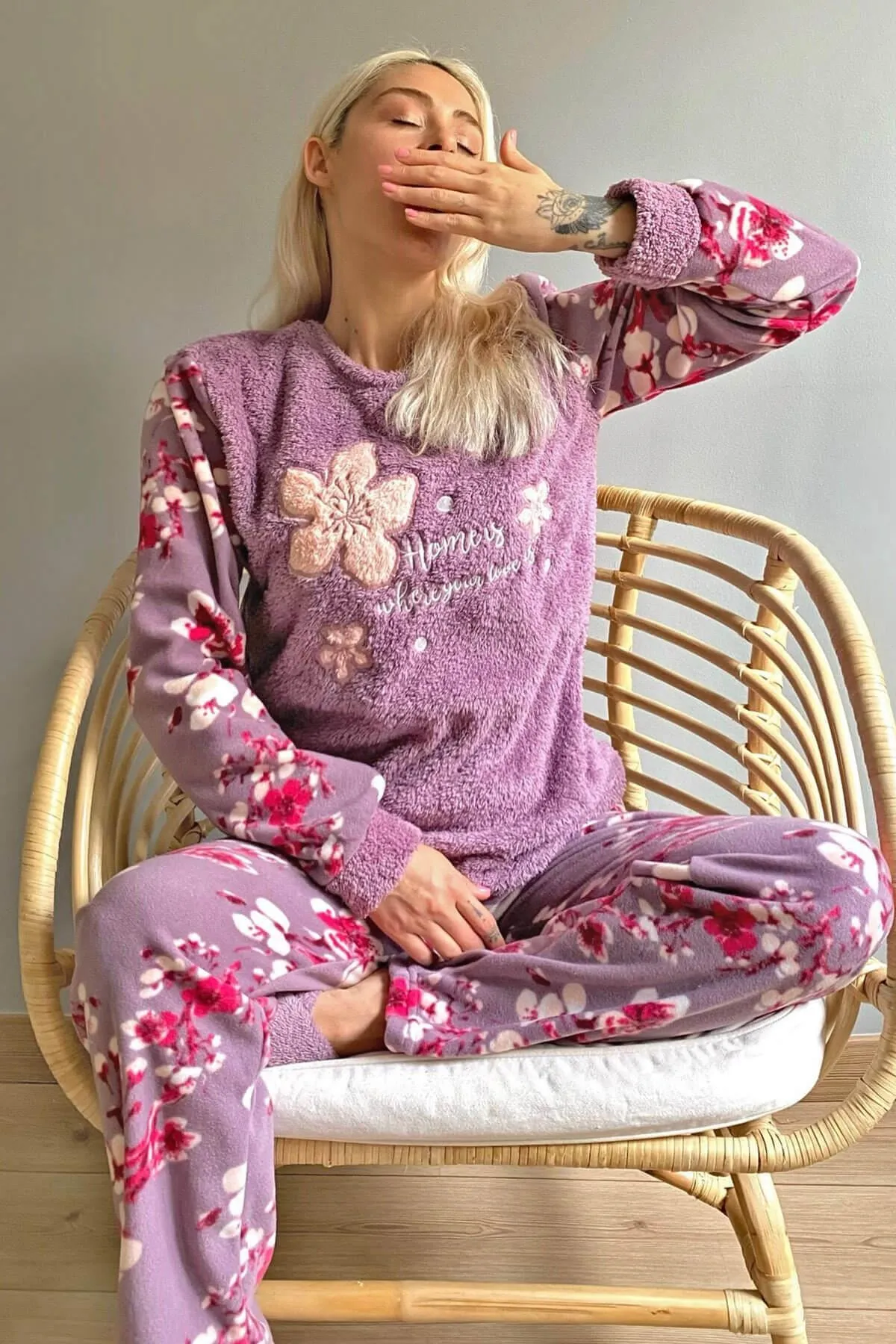 Pijamaevi  Damen-Pyjama-Set aus Plüsch mit Blattmuster in Lila
