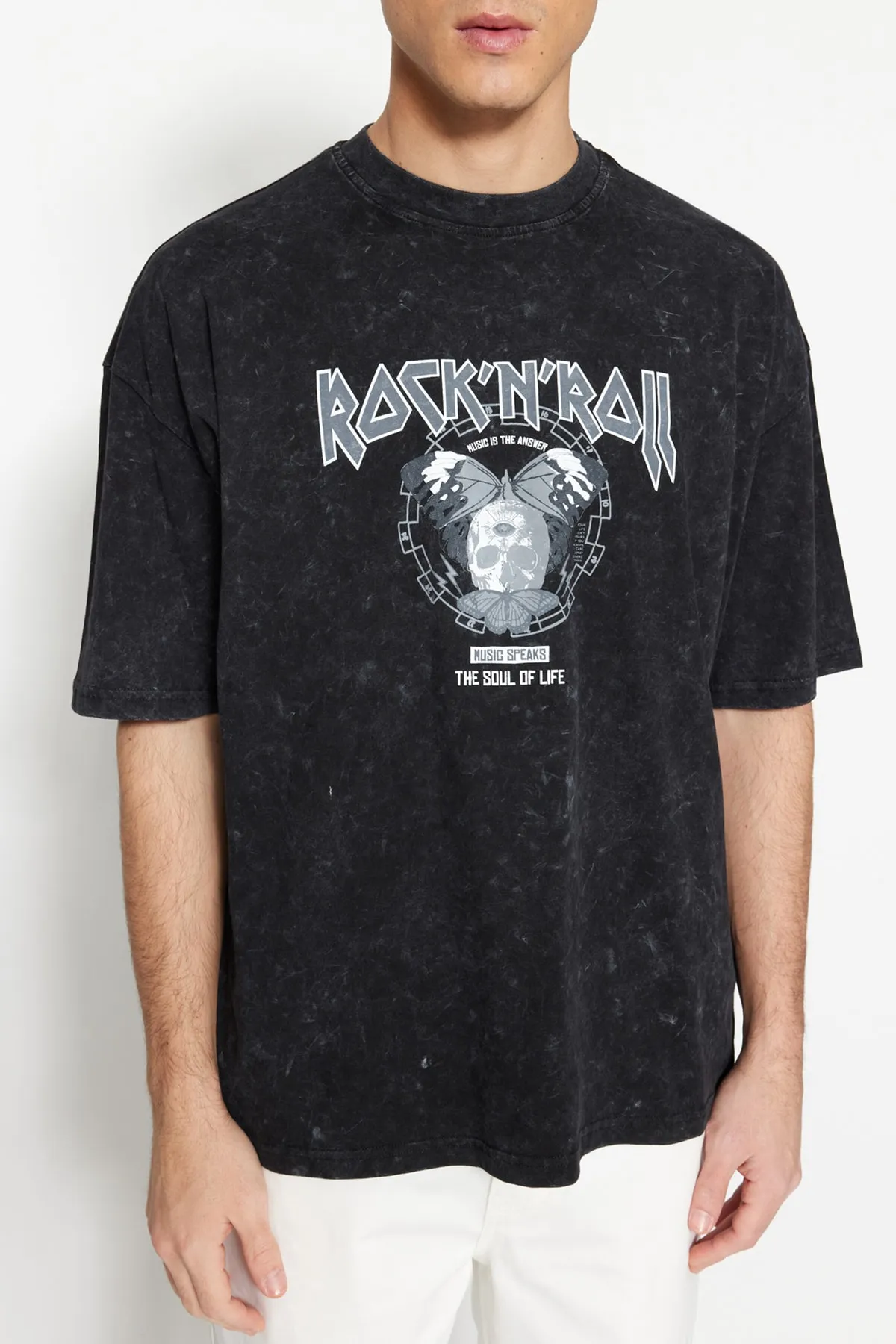 Trendyol Collection  Schwarzes, übergroßes/weites T-Shirt mit Distressed/Bellem Effekt-Rock-Print aus 100 % Baumwolle TMNSS23TS00167