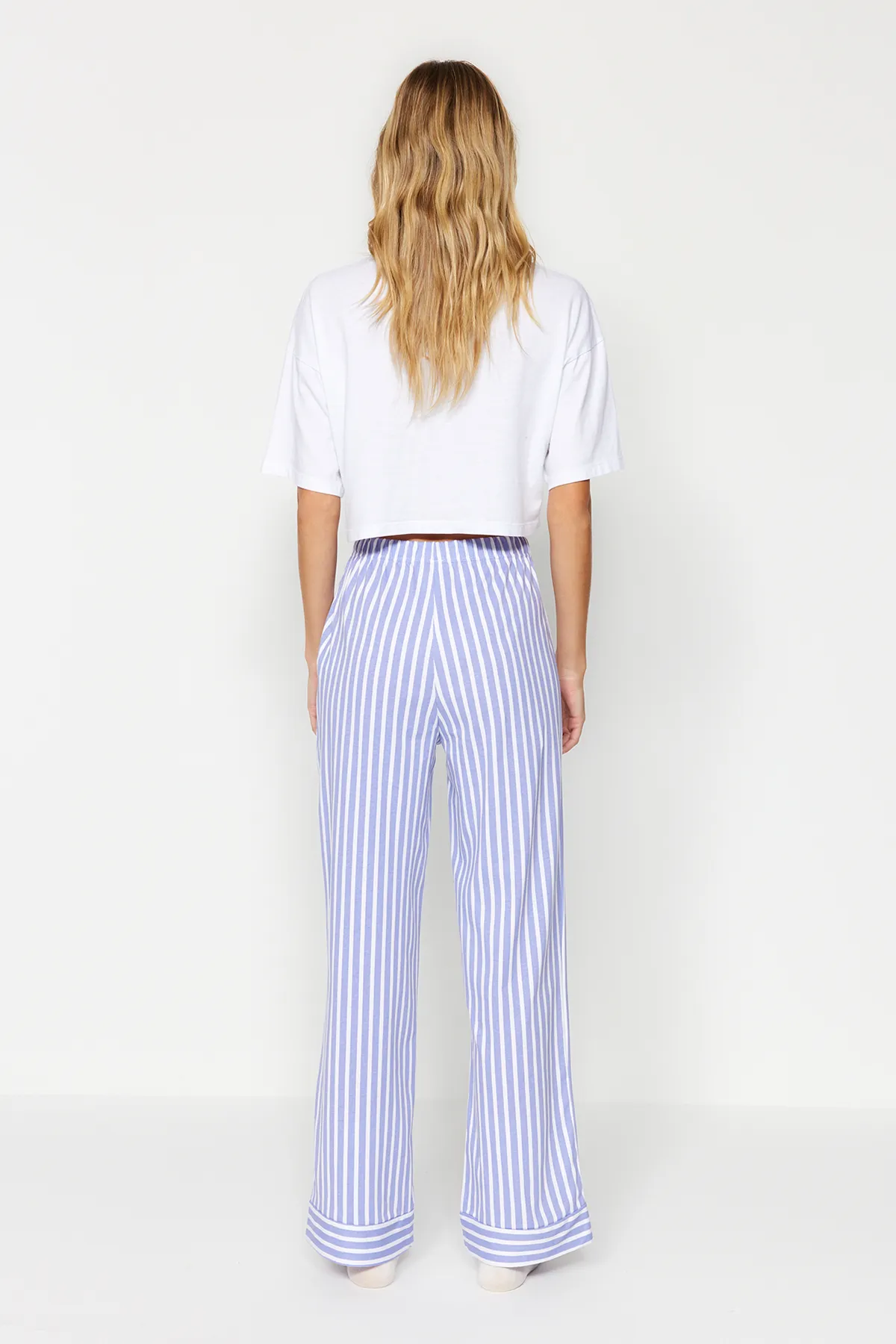 Trendyol Collection  Weiß-blaue Pyjamahose aus gestreiftem Strick, 100 % Baumwolle THMAW24PJ00001